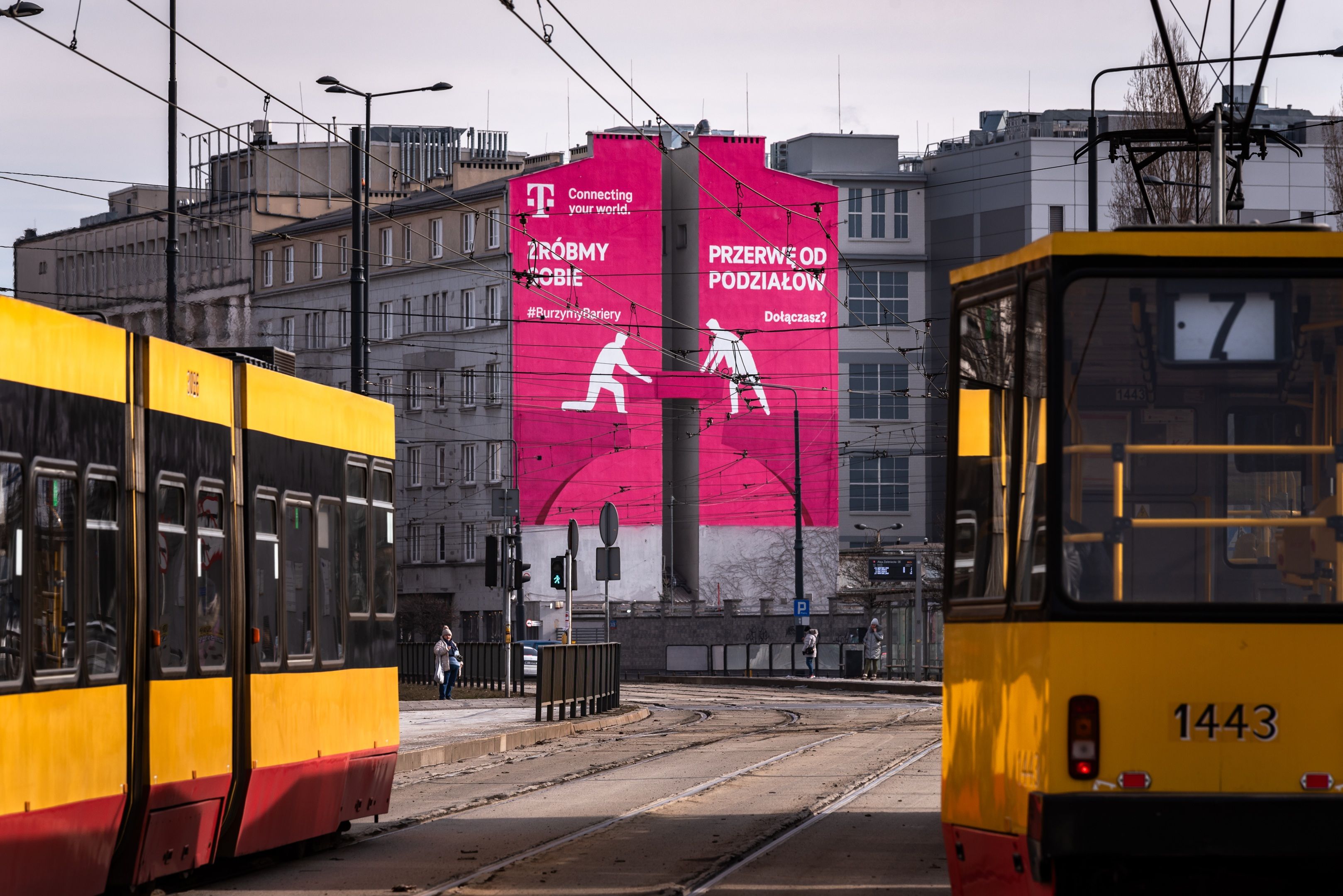 Good Looking Studio namalowało mural w Warszawie przy Zamoyskiego 26A dla t-mobile