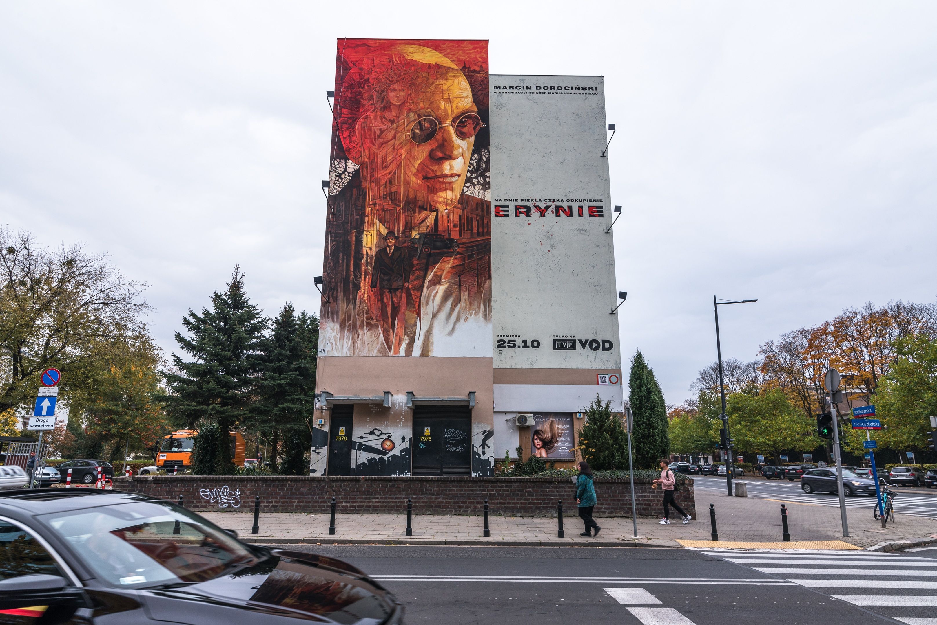 Good Looking namalowało mural w Warszawie przy ulicy Bonifraterskiej 6, Erynie