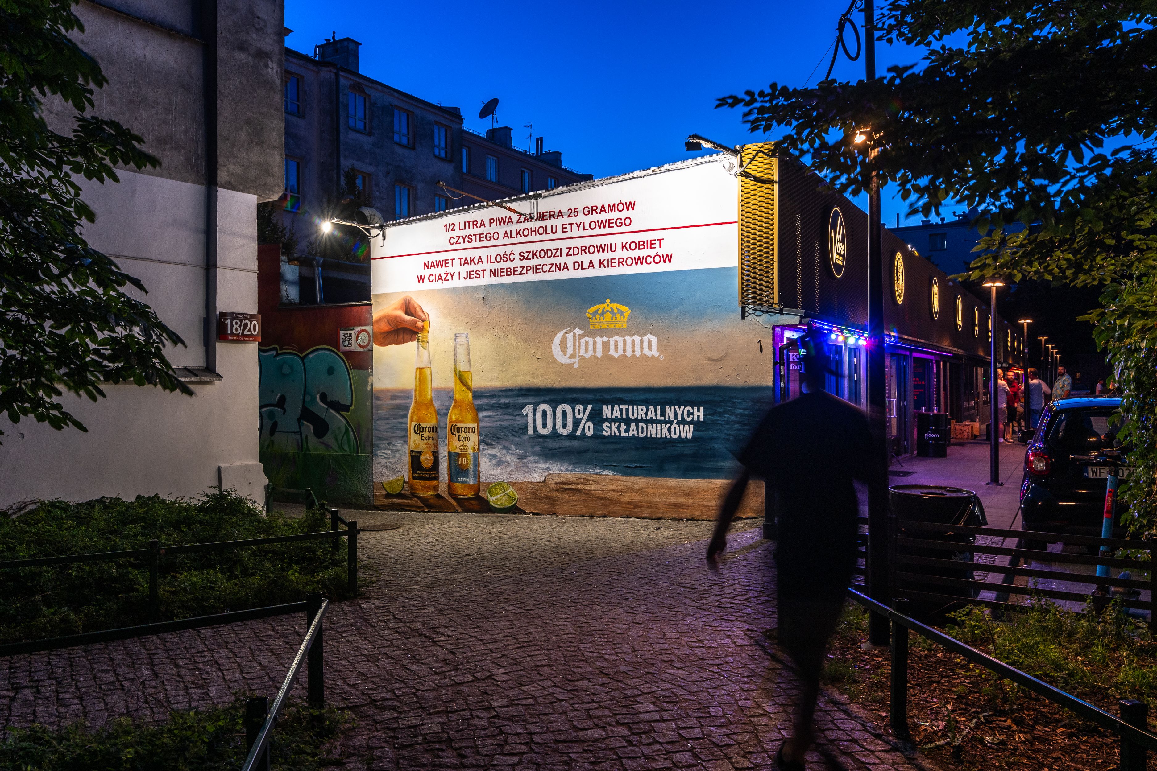 Malowany mural marki Corona w Pawilonach w Warszawie, wykonany przez Good Looking Studio.