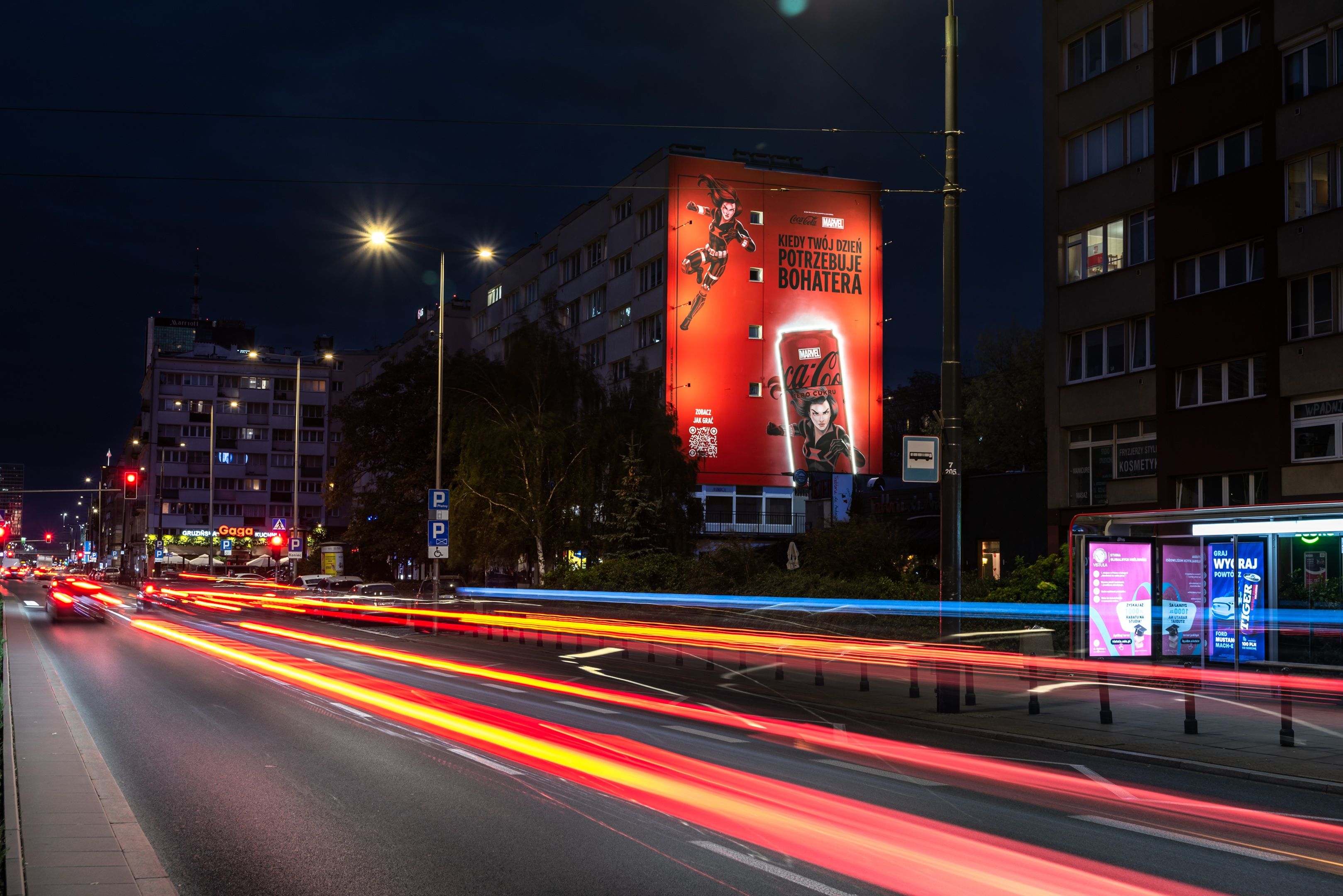 Good Looking Studio namalowało mural LED w Warszawie przy ulicy aleje Jerozolimskie 117 Coca-Cola