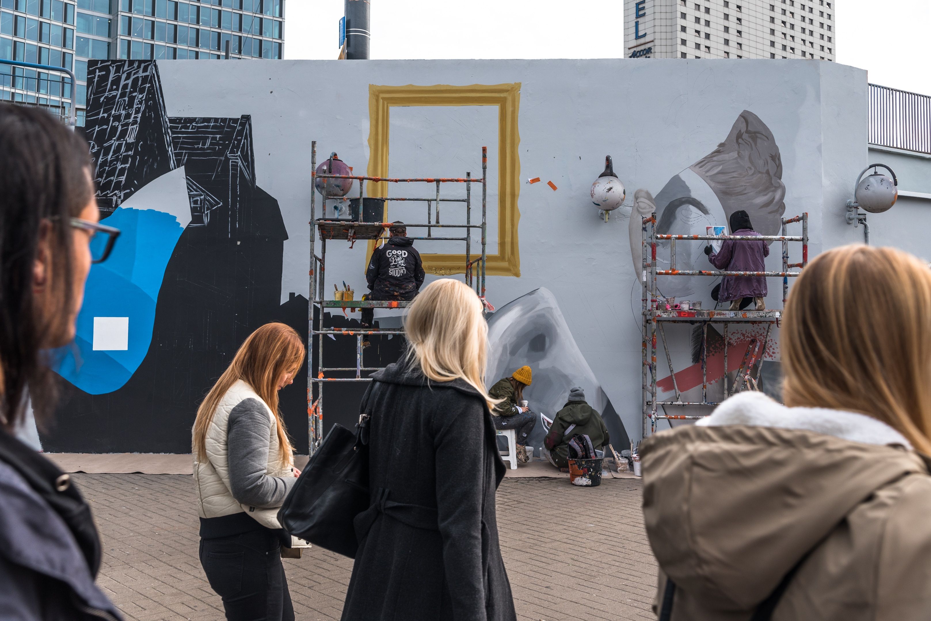 Good Looking Studio maluje mural w Warszawie na Patelni dla Ministerstwa Kultury