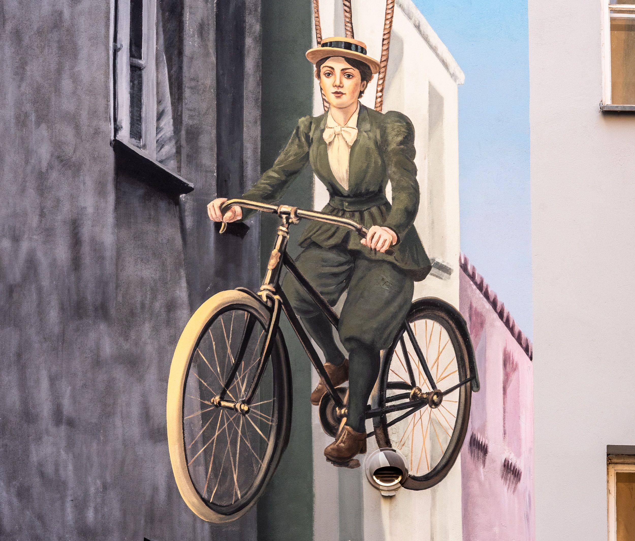 zbliżenie na postacie na muralu przy chmielnej 21 w warszawie