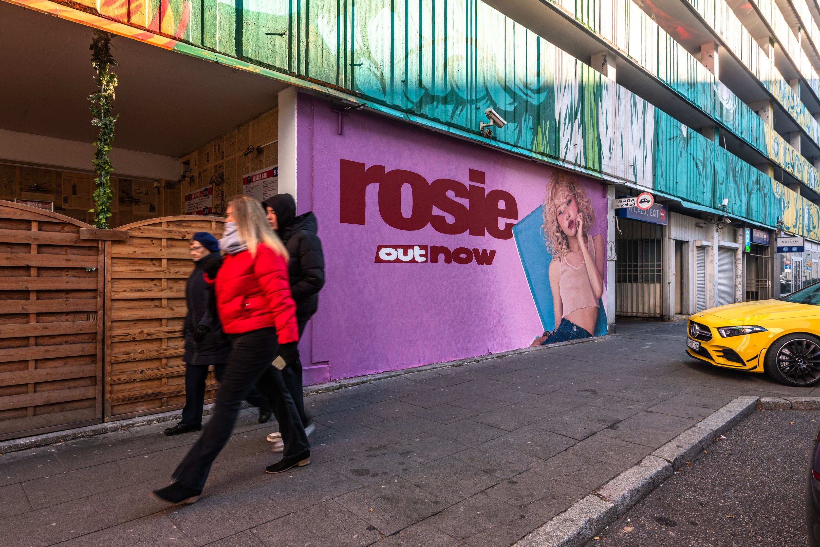 Good Looking namalowało mural w Warszawie przy ulicy Parkingowej 21 dla Warner Music