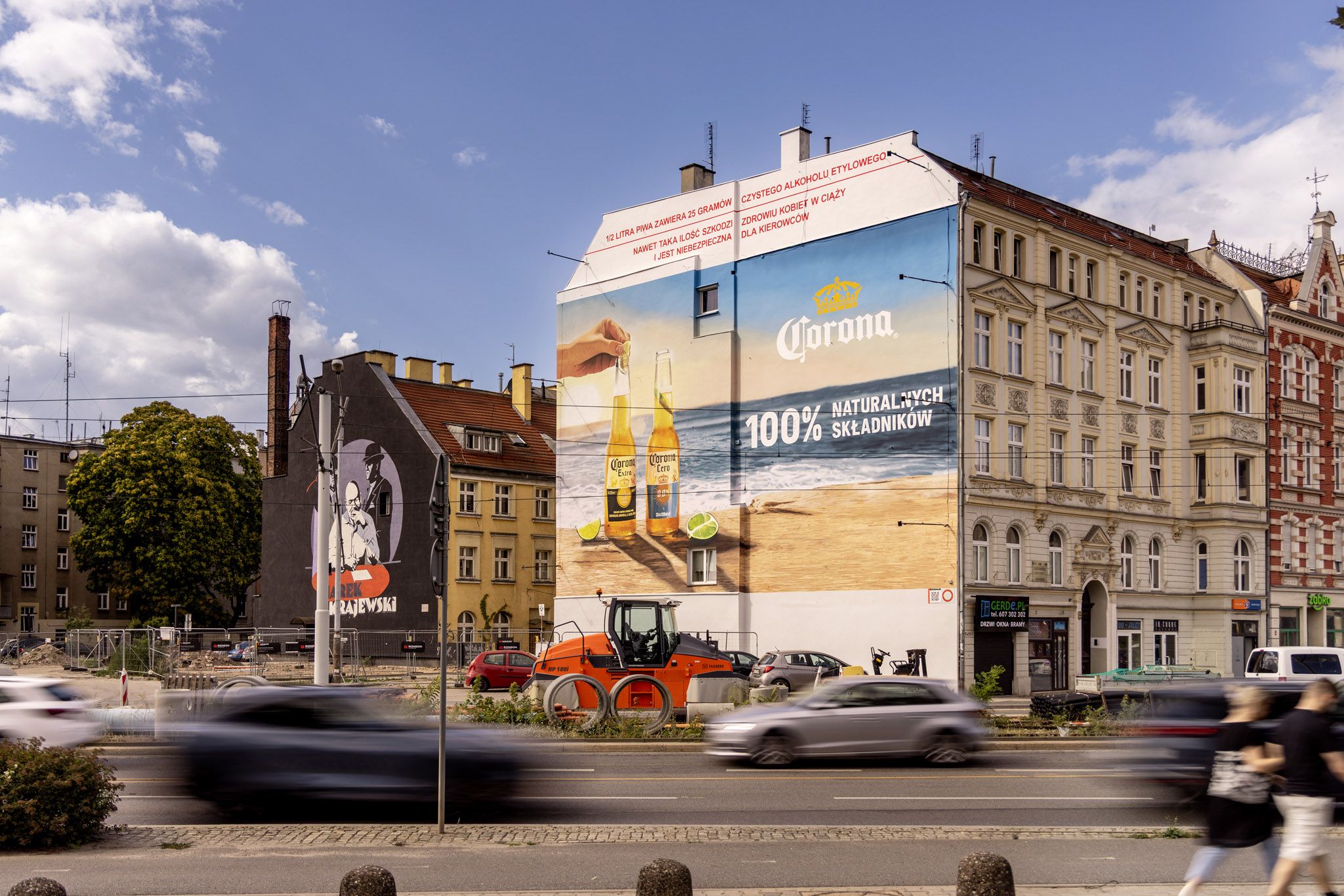 Mural ręcznie malowany przez Good Looking Studio, przy ulicy. Jedności narodowej 42/44 we Wrocławiu. 