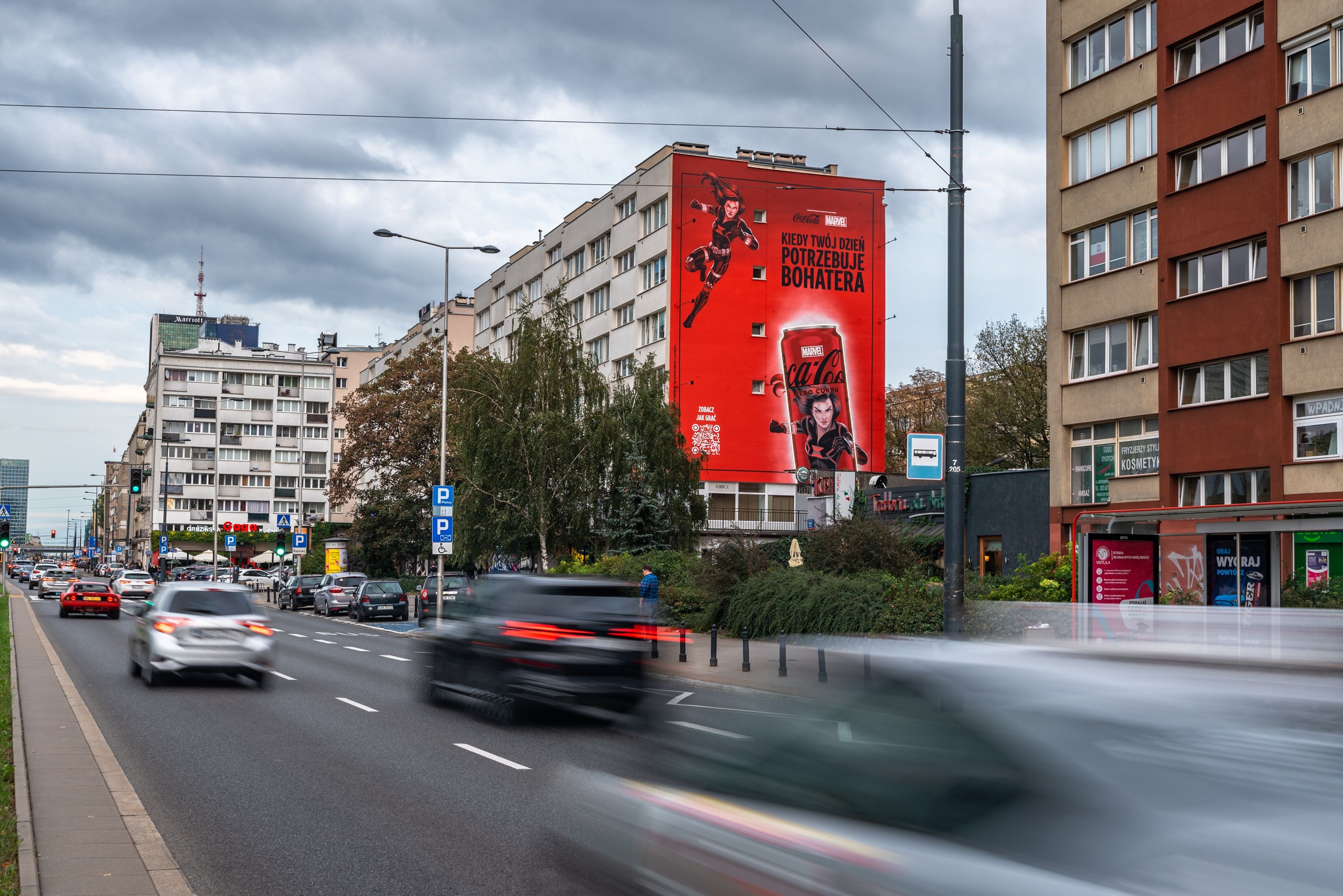 Good Looking Studio namalowało mural w Warszawie przy ulicy aleje Jerozolimskie 117 dla Coca-Coli