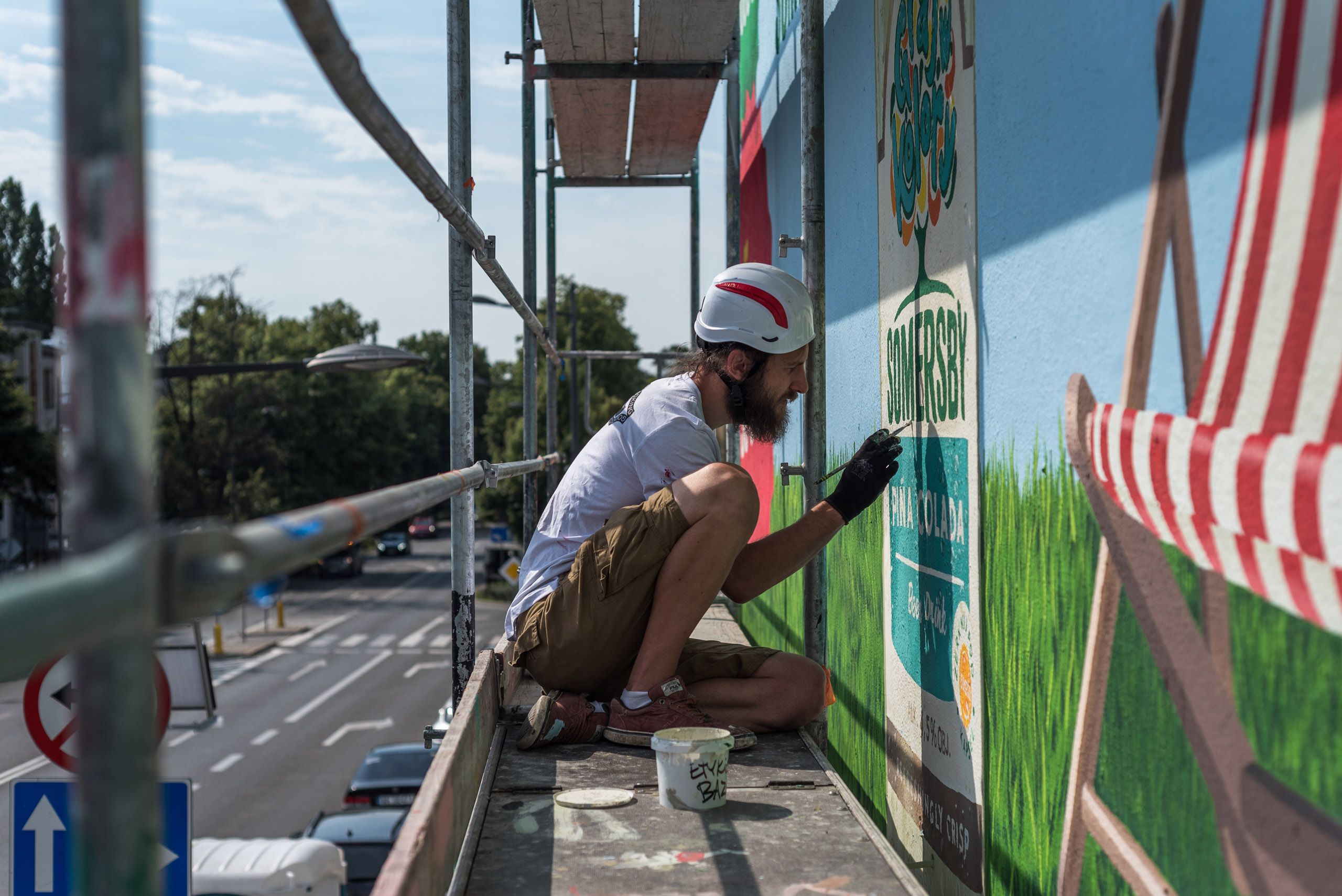 muralista malujący mural dla marki Somersby - kadr przedstawiający malowanie detali butelki