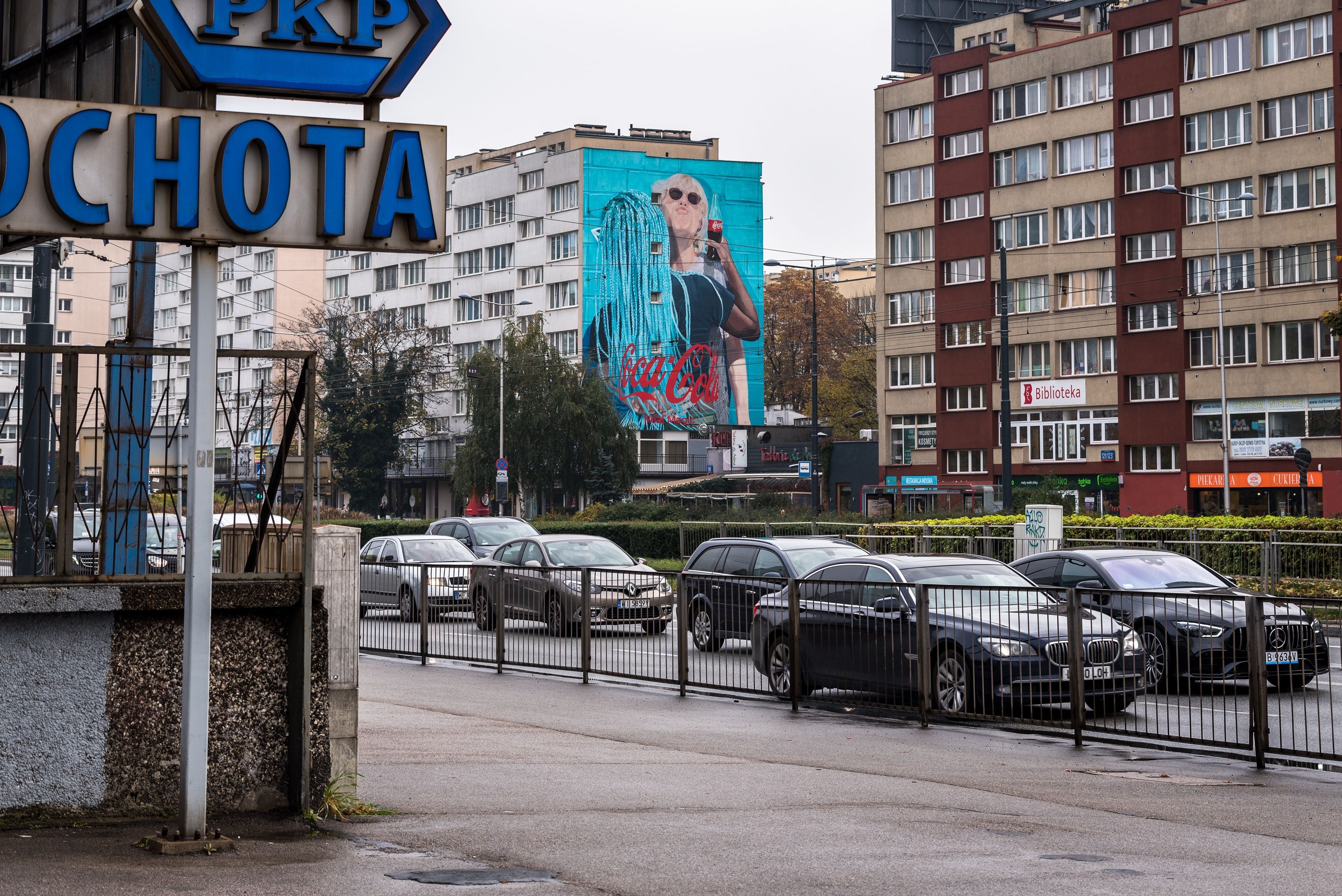 Good Looking Studio namalowało mural w Warszawie przy ulicy aleje Jerozolimskie 117 dla Coca-Coli