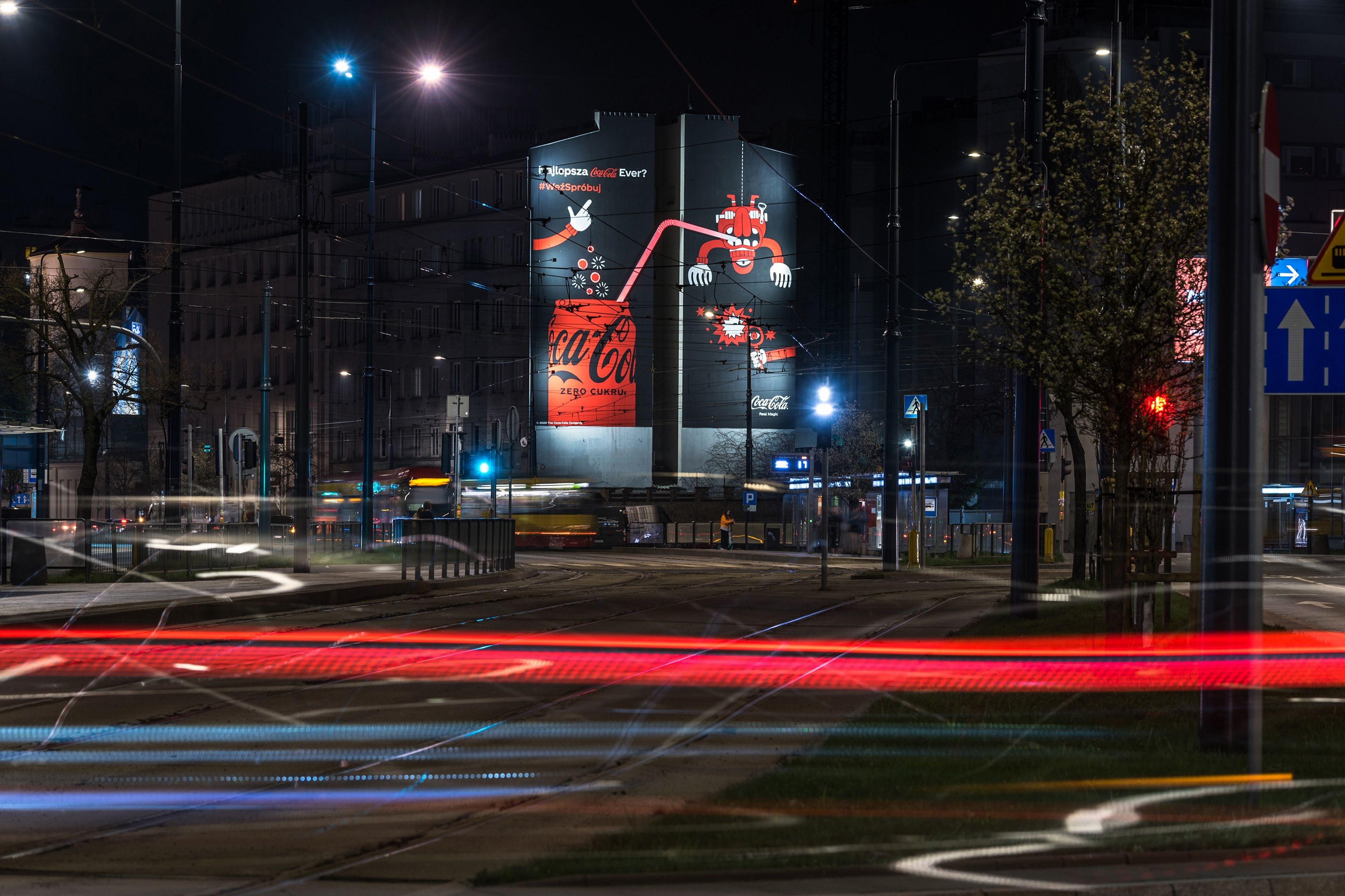 Good Looking Studio namalowało mural w Warszawie przy Zamoyskiego 26A dla coca-cola
