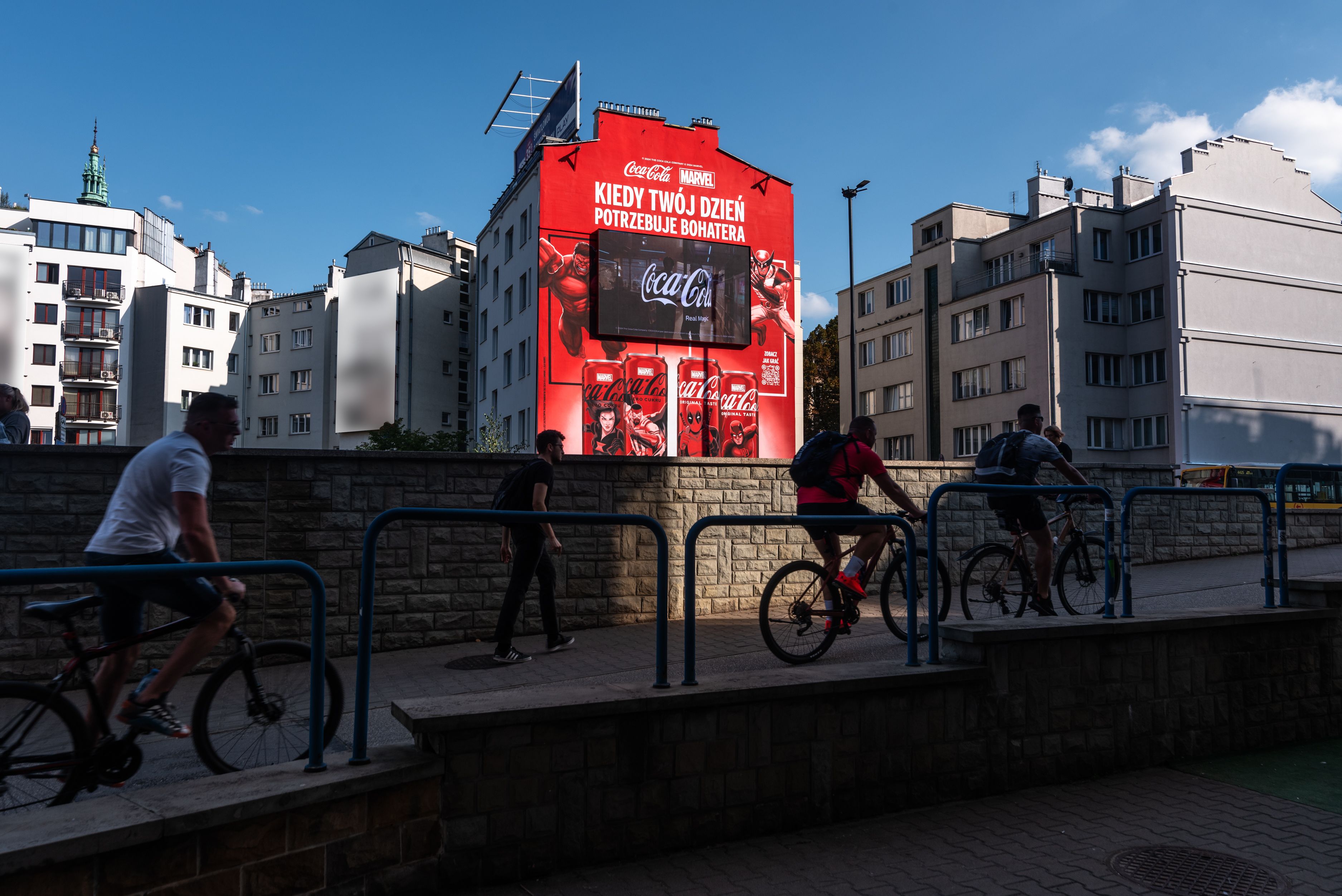 good looking digital mural coca-cola dzień