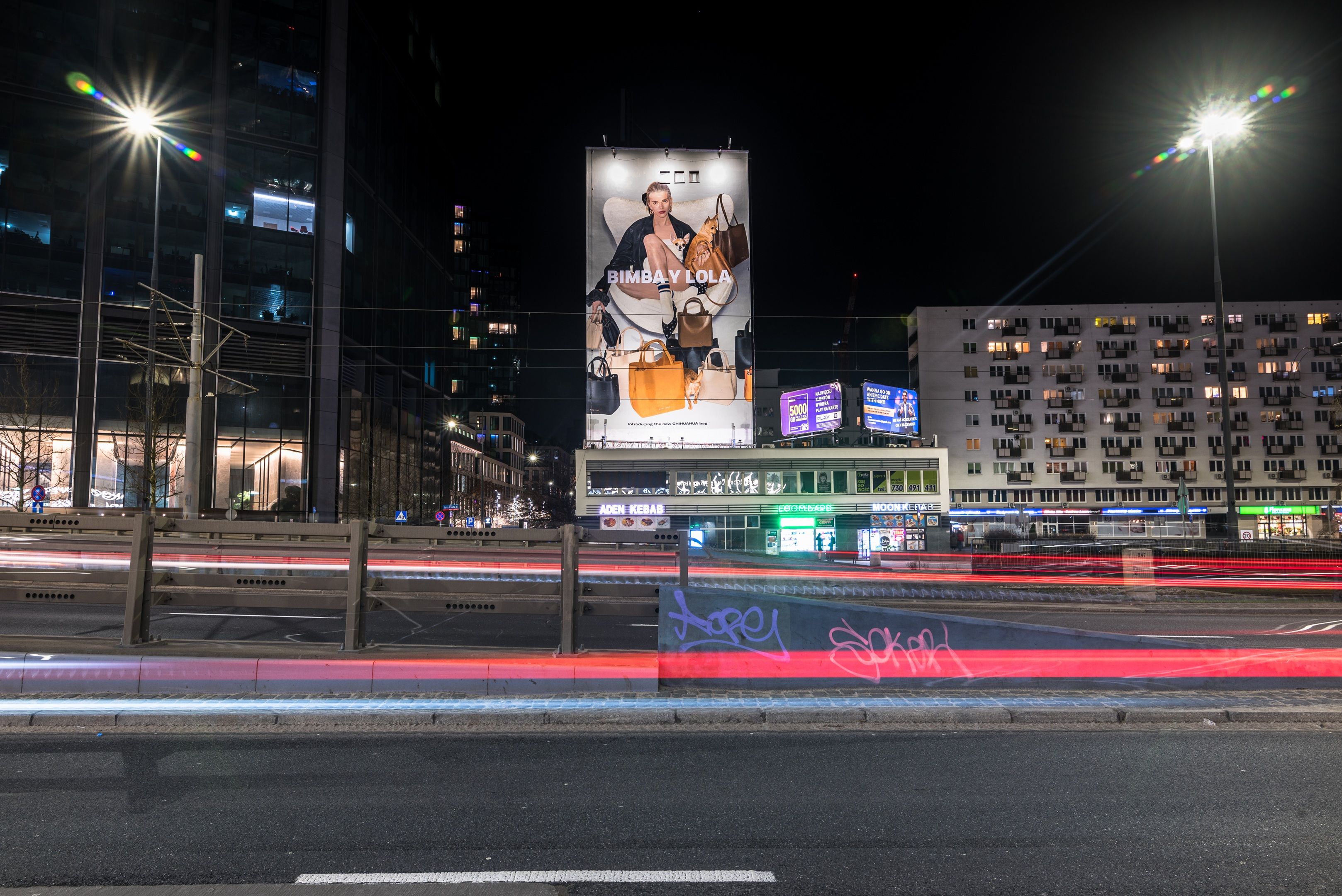 Mural reklamowy w Warszawie przy ulicy Chmielnej 98 namalowany przez Good Looking dla Bimba Y Lola