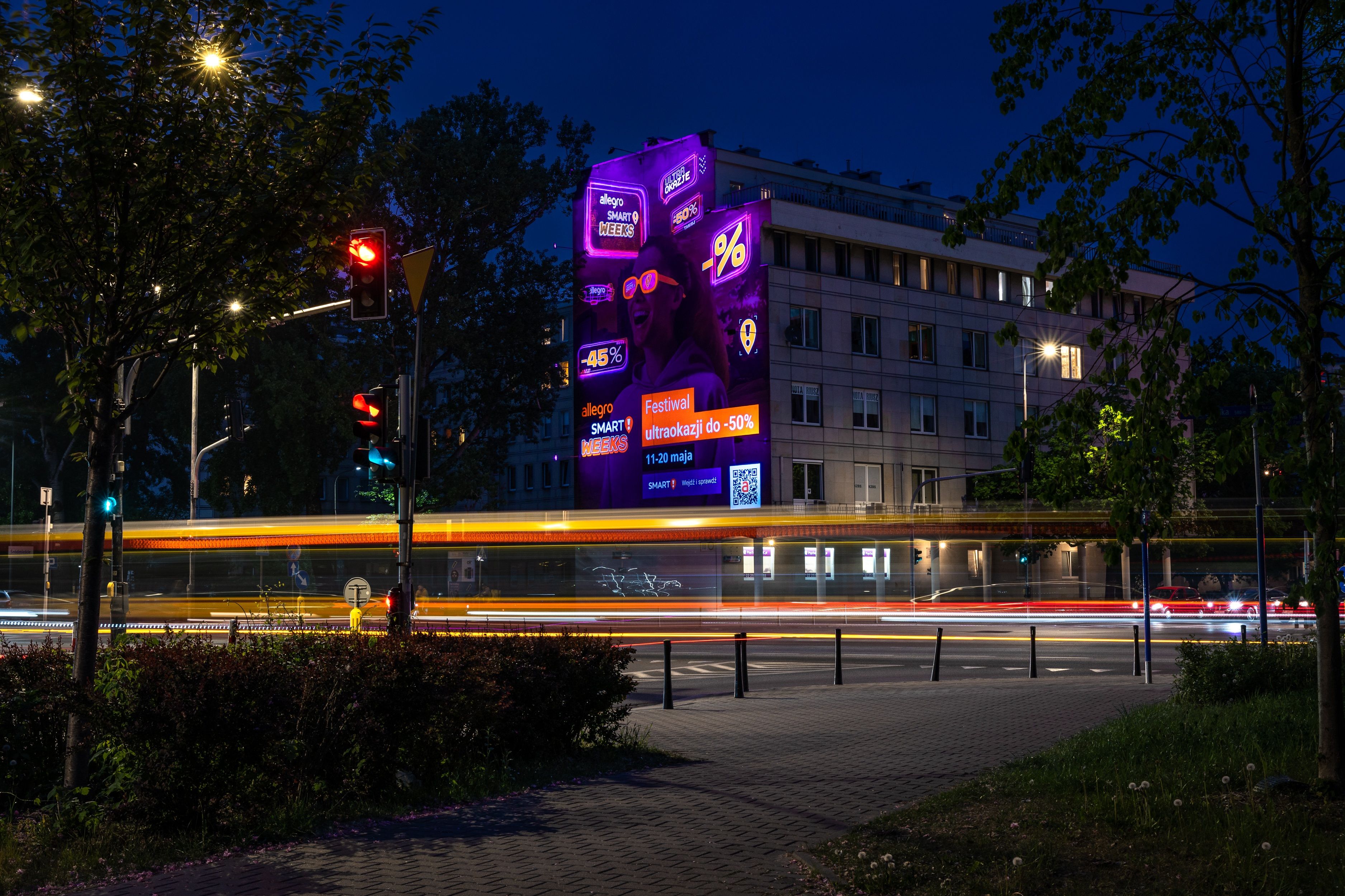 Good Looking Studio zrealizowało mural z efektem UV dla marki Allegro przy ulicy Boya-Żeleńskiego 6  w Warszawie