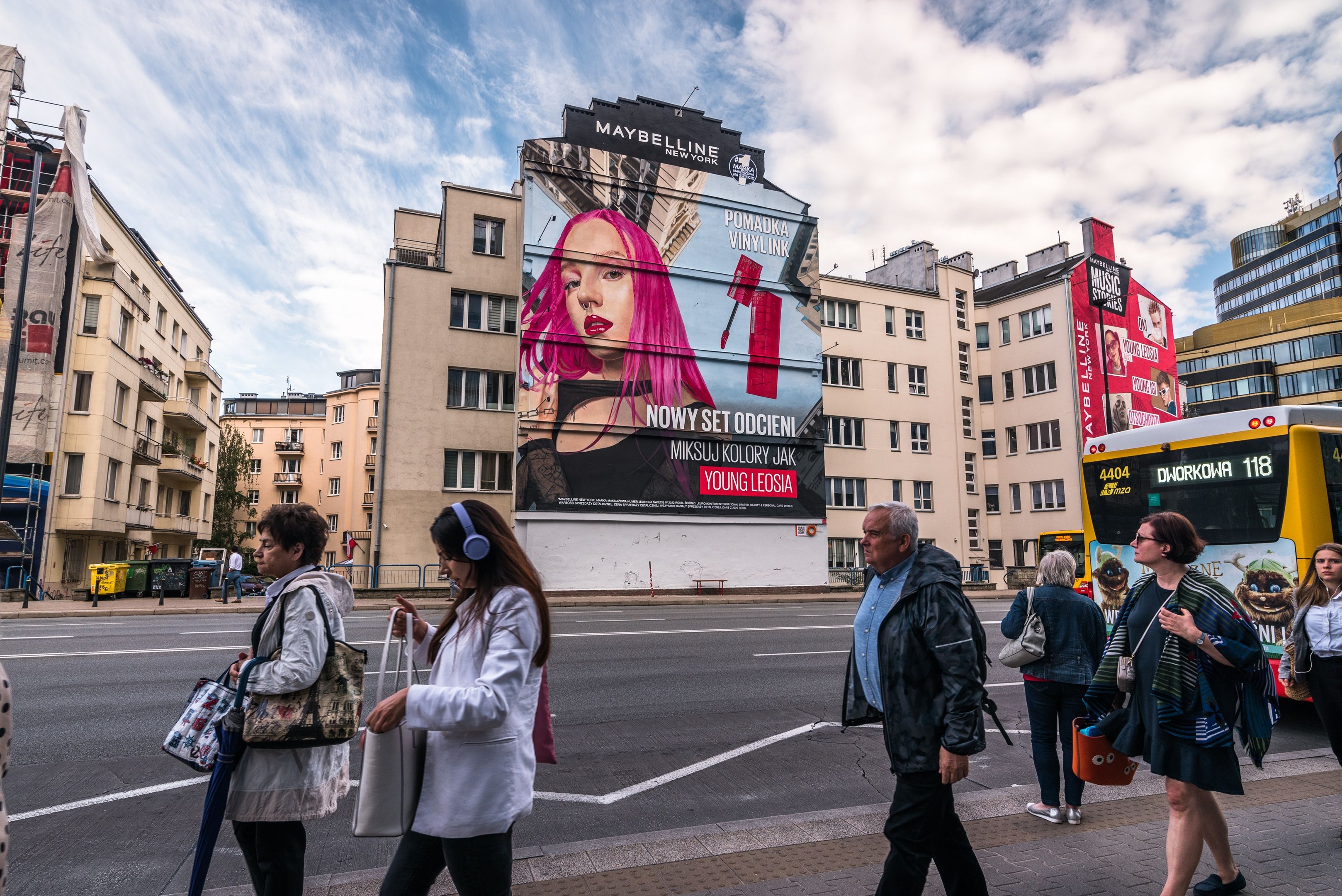 Good Looking namalowało mural w Warszawie przy ulicy Jaworzyńskiej 11 dla Maybelline