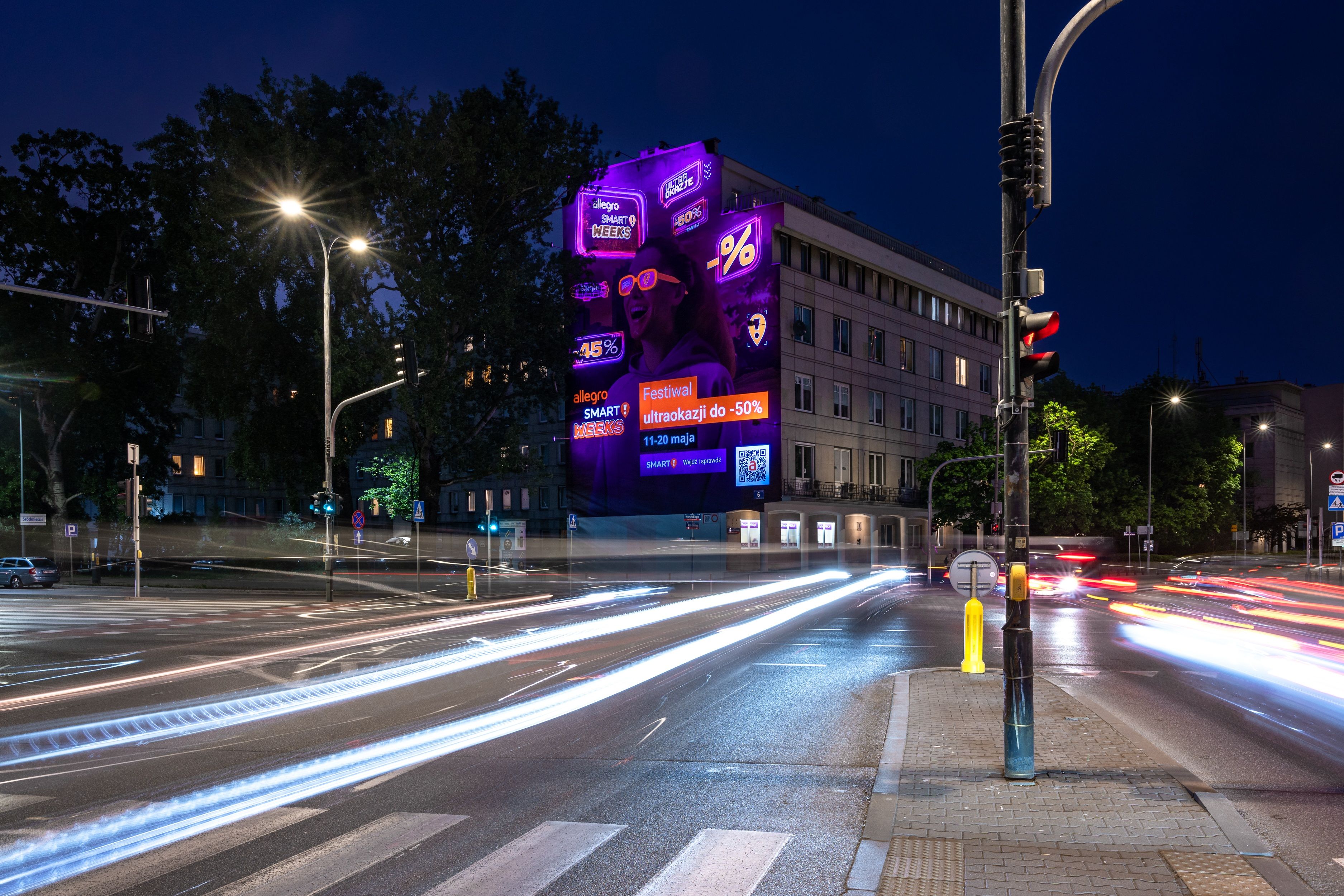 Good Looking Studio zrealizowało mural z efektem UV dla marki Allegro przy ulicy Boya-Żeleńskiego 6  w Warszawie