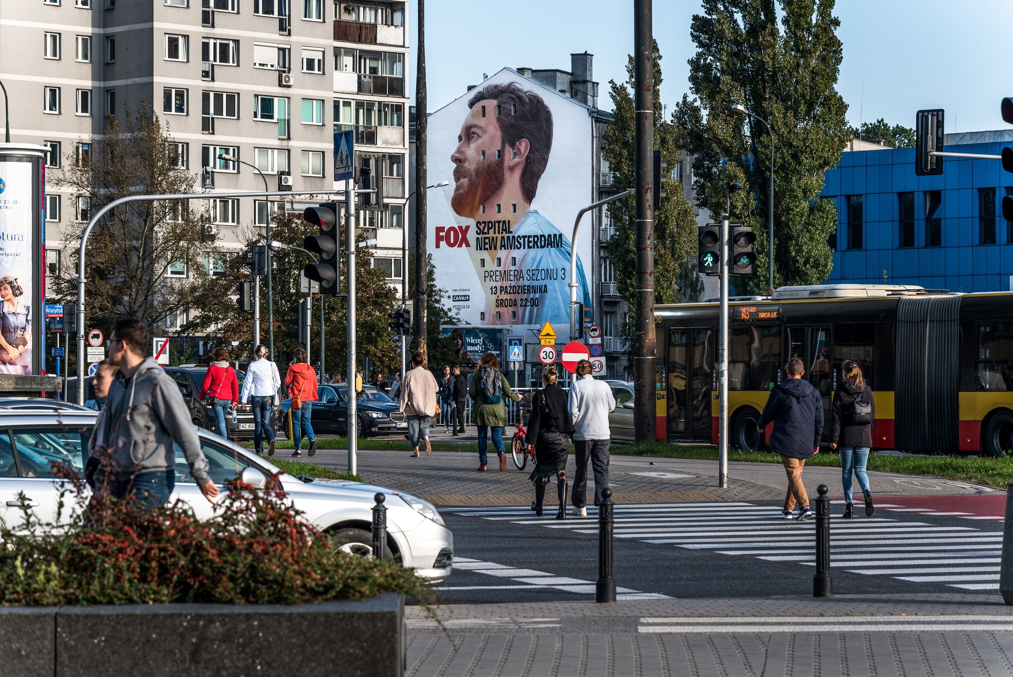 Good Looking namalowało mural w Warszawie przy ulicy Polnej 24, promocja serialu New Amsterdam