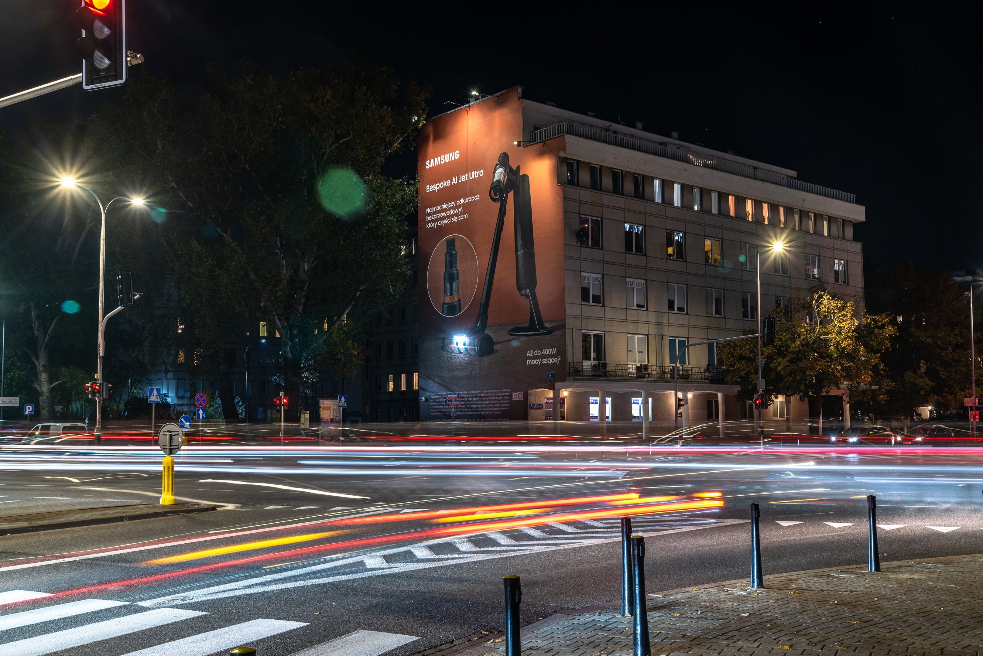 Good Looking namalowało mural w Warszawie przy ulicy Boya-Żeleńskiego 6 dla Samsung