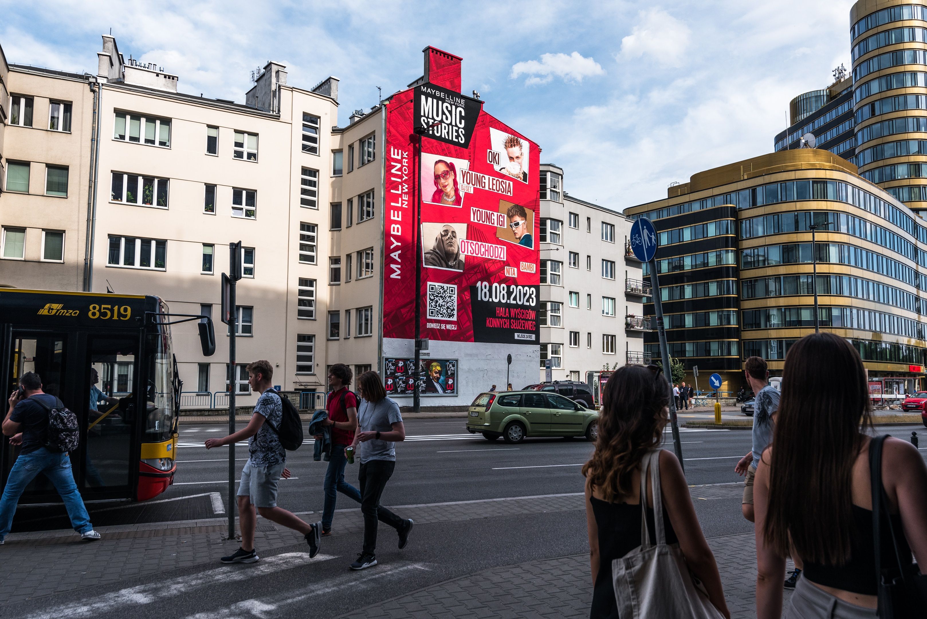Good Looking namalowało mural w Warszawie przy ulicy Jaworzyńskiej 7/9 dla marki Maybelline