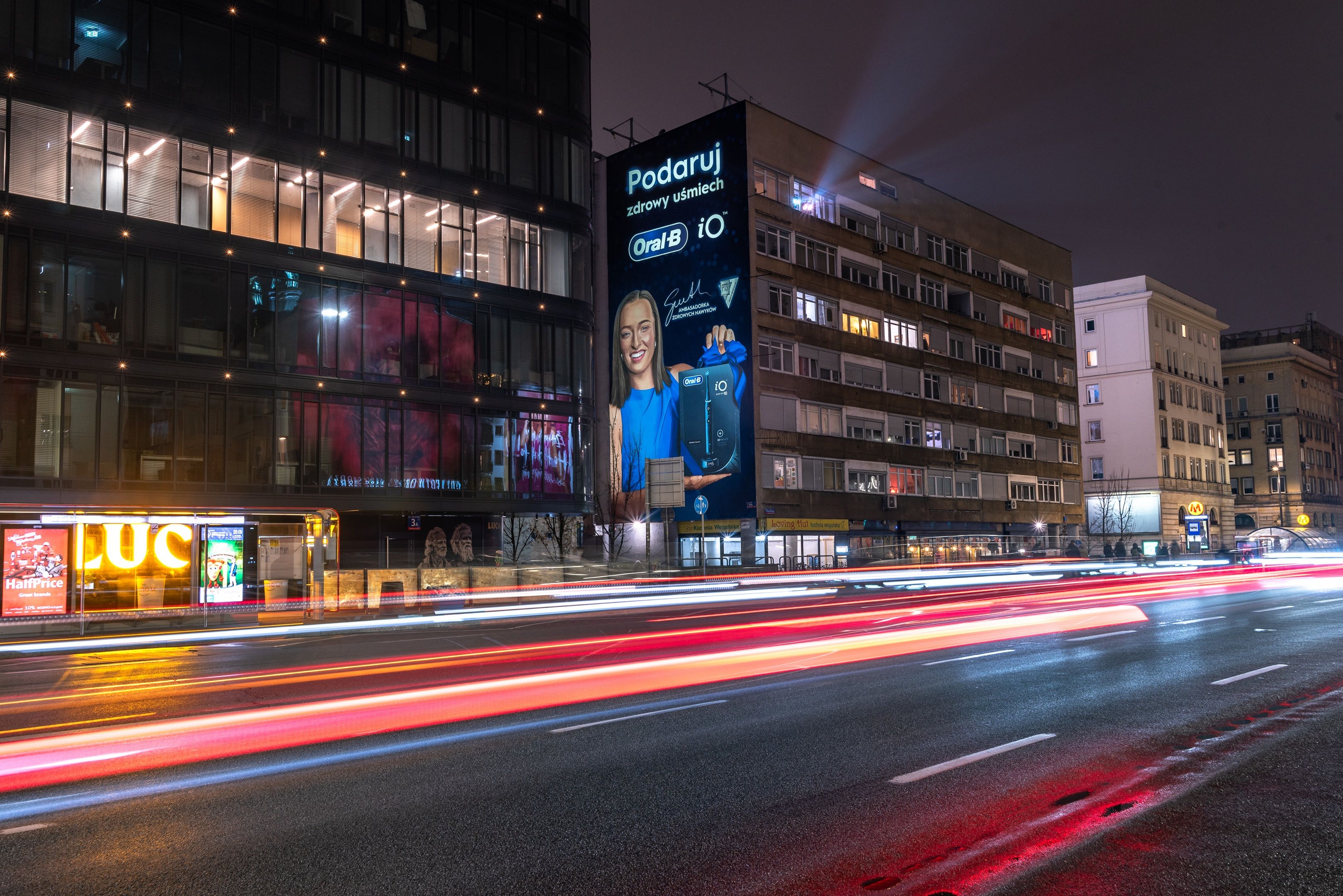 Good Looking Studio namalowało mural w Warszawie przy ulicy Waryńskiego 3 dla marki oral-b