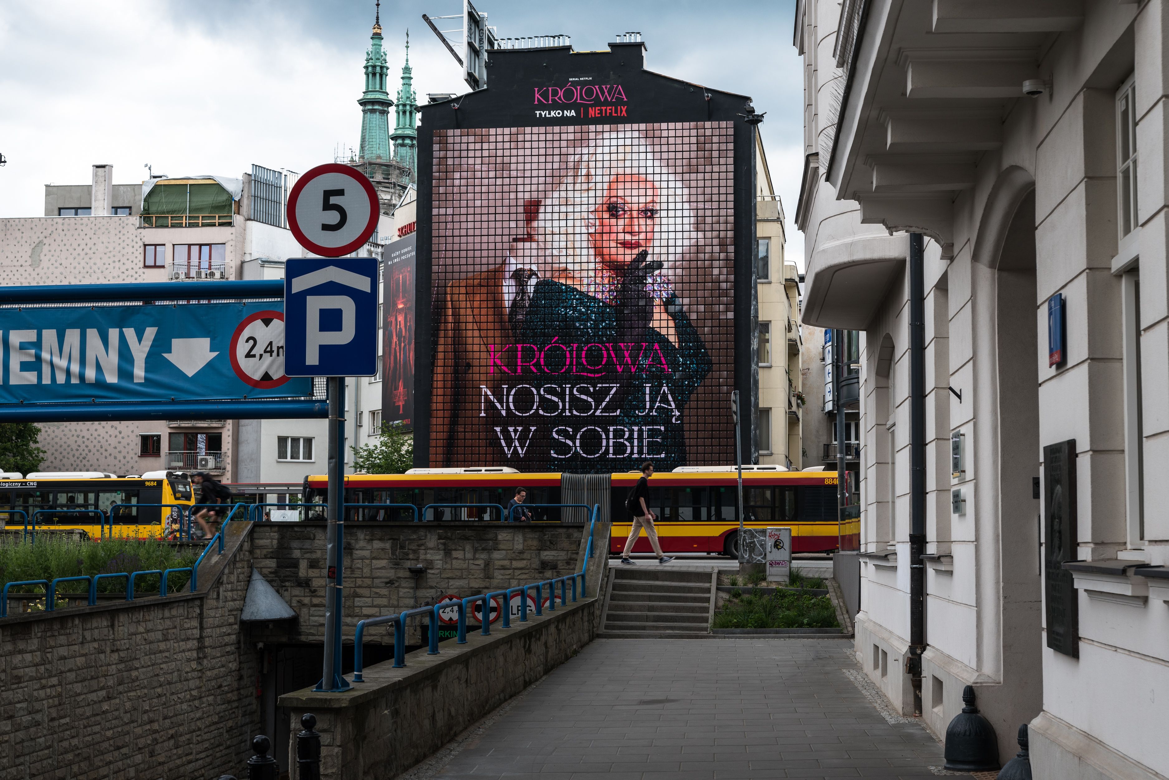 mural kinetyczny "królowa" dla netflix