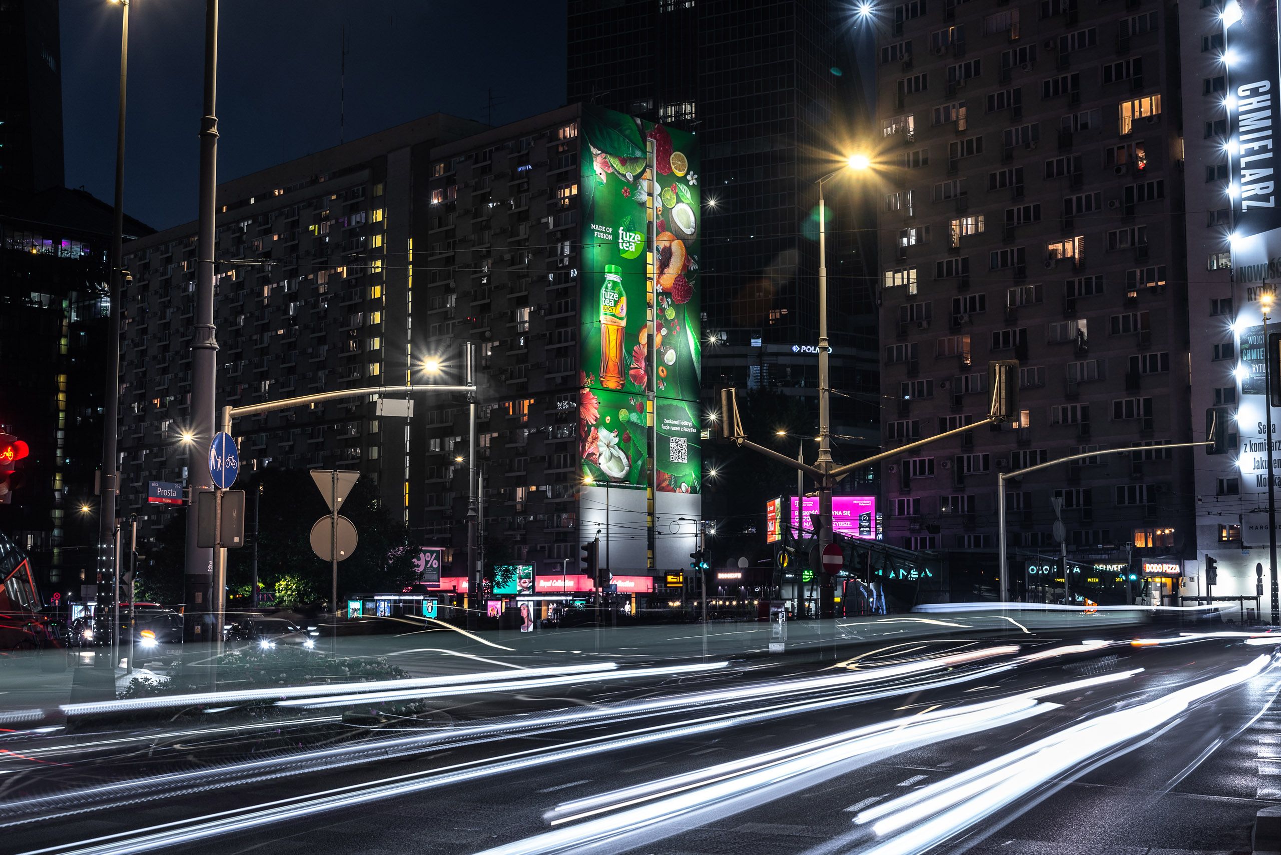 panorama wykonana ze skrzyżowania z długim czasem naświetlania w nocy przedstawiająca mural reklamowy dla marki Fuze Tea