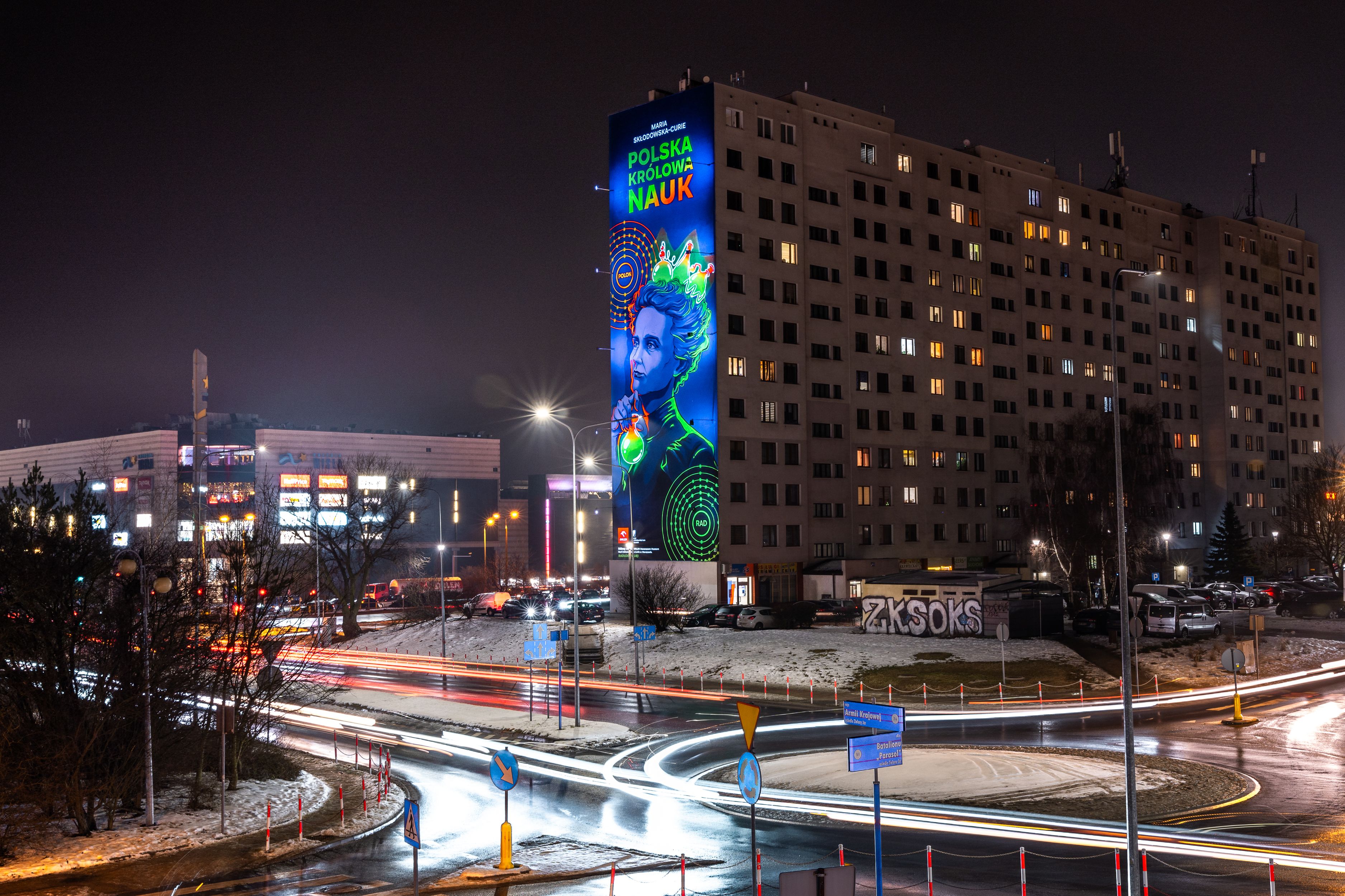 Mural z ilustracją Marii Skłodowskiej-Curie w Płocku namalowany przez Good Looking Studio