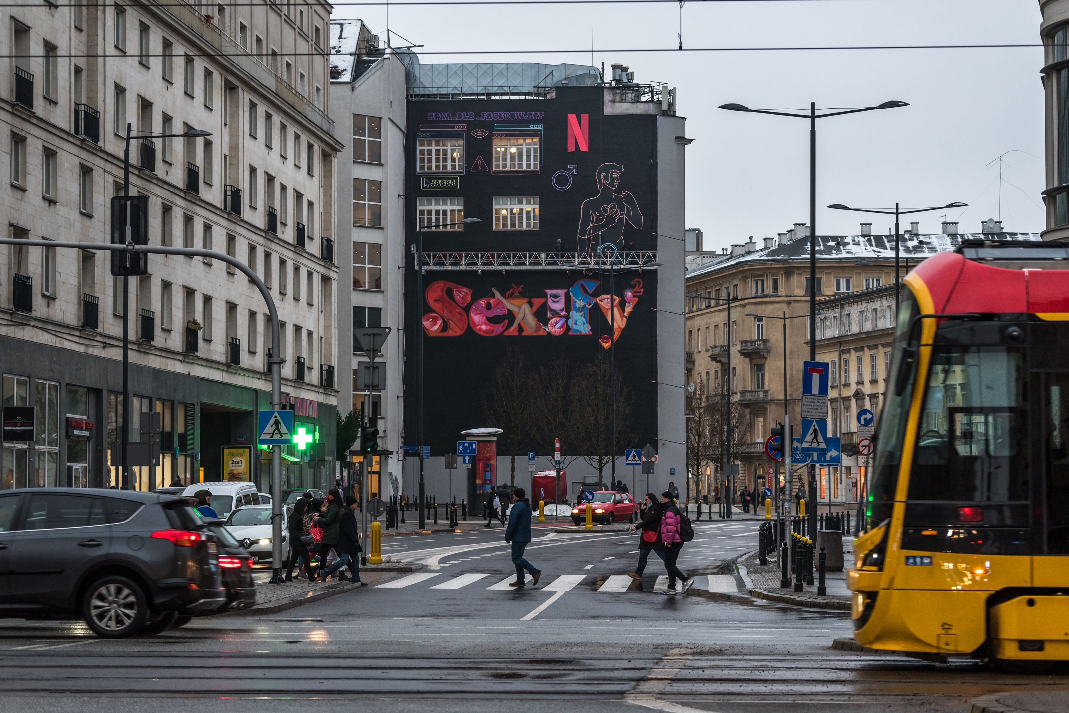 montaż ledów na muralu sexify w Warszawie