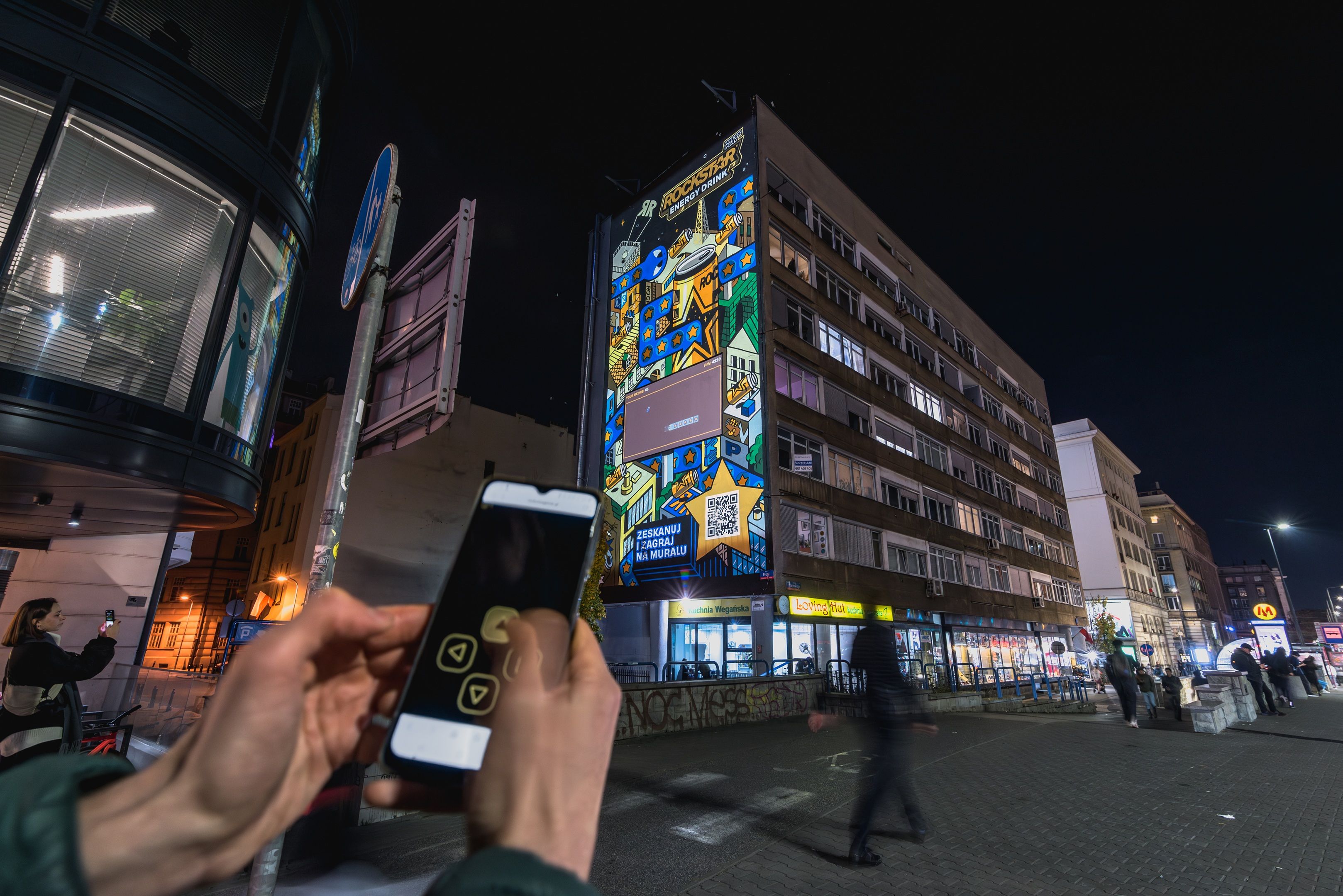 Good Looking Studio namalowało mural w Warszawie przy ulicy Waryńskiego 3 dla marki rockstar