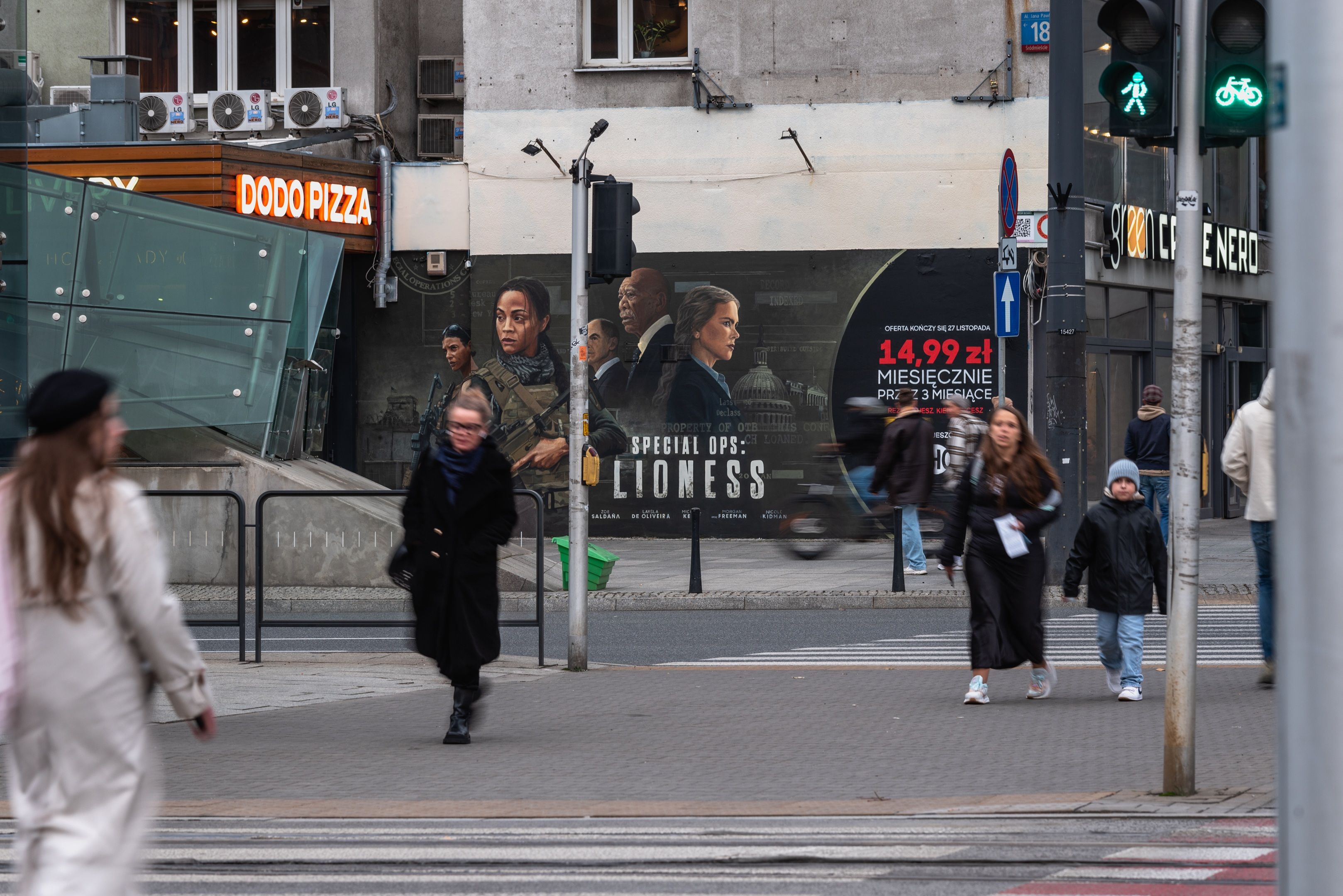 Good Looking Studio namalowało mural w Warszawie przy ulicy aleja Jana Pawła 18 dla SkyShowTime