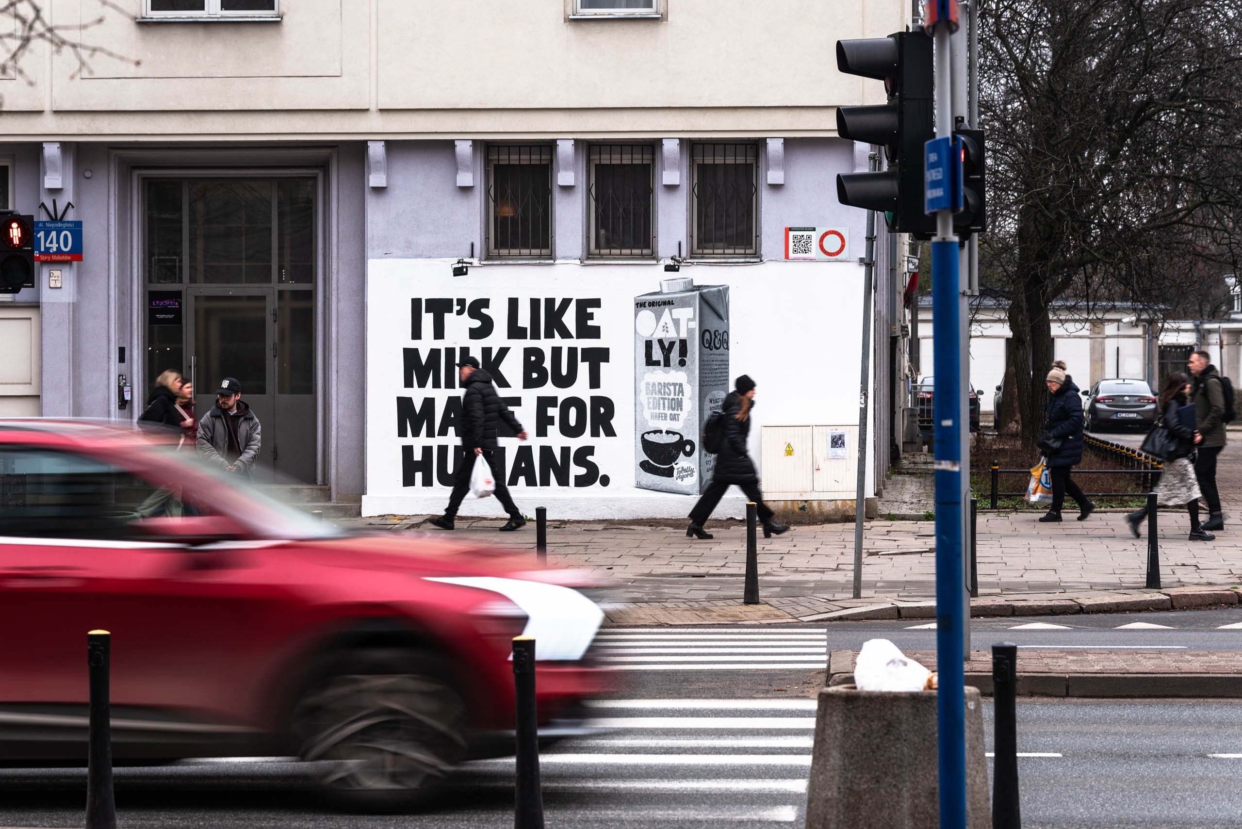 mural reklamowy przedstawiający grafikę z mlekiem Oatly