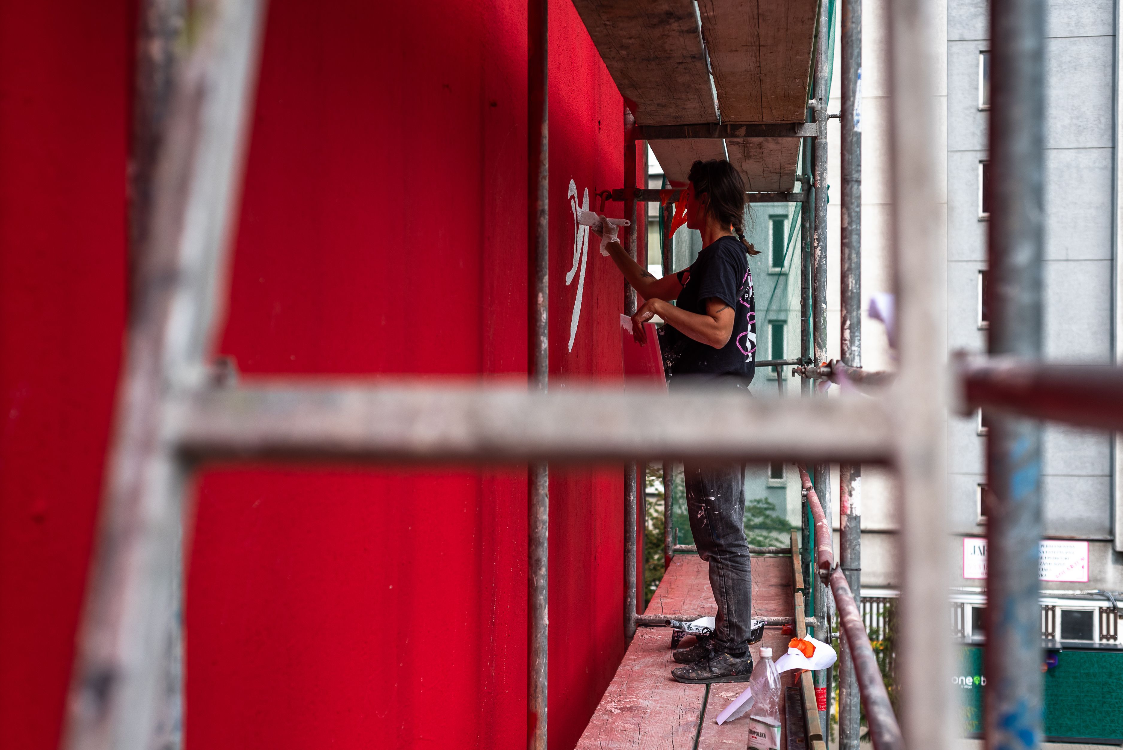 malarka maluje mural dla Coca-cola 