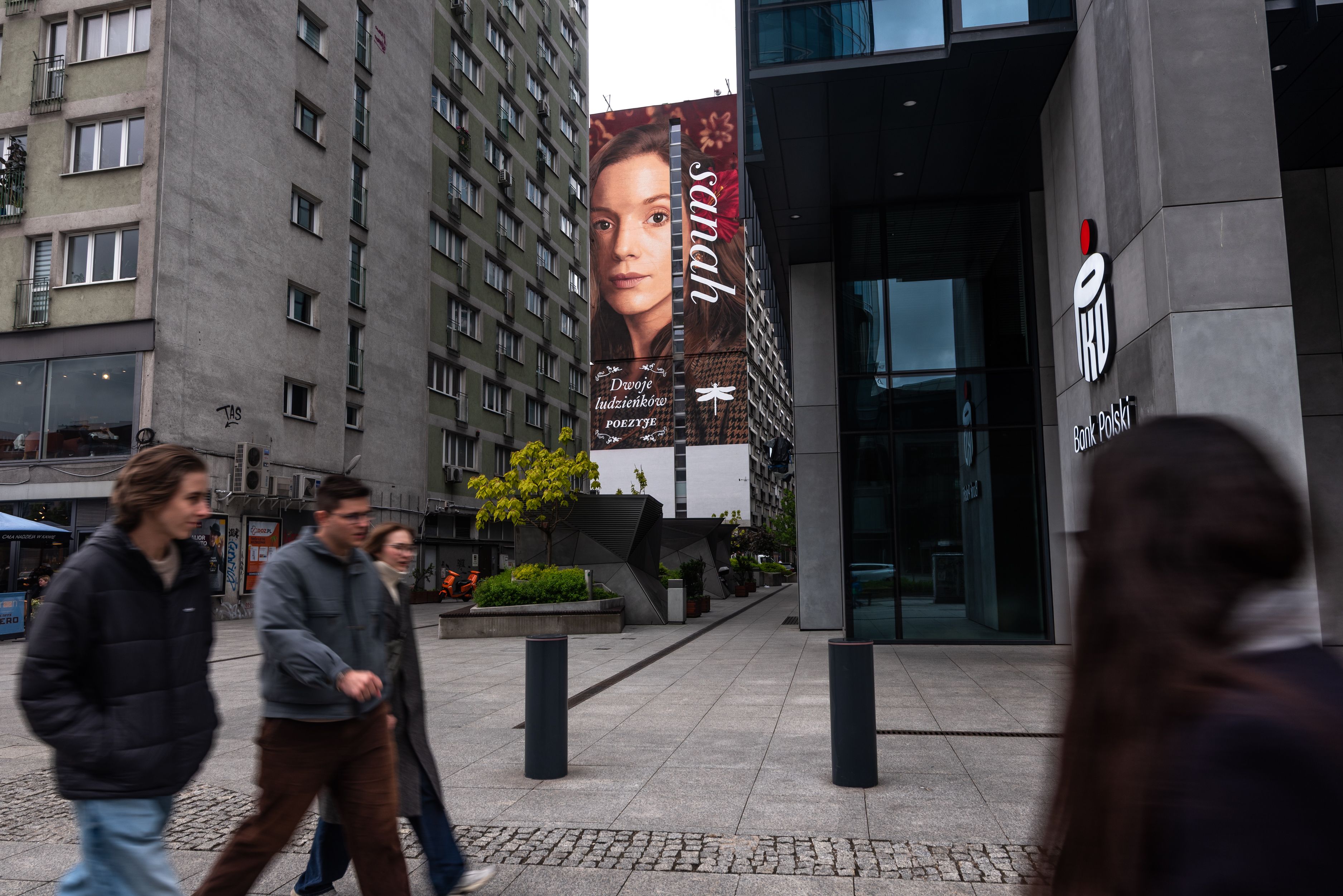 mural z portretem artystki Sanah w centrum Warszawy