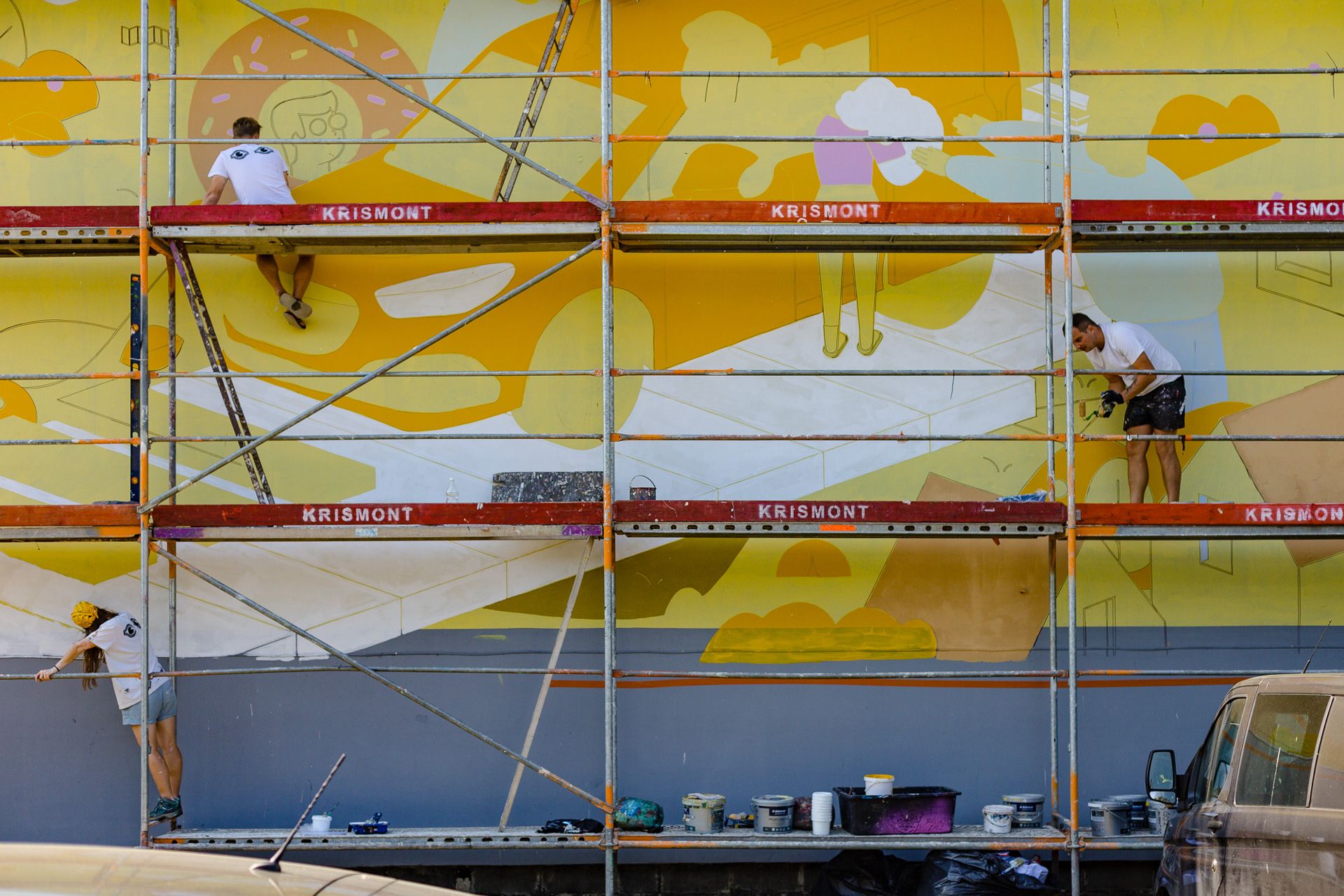 malowanie muralu w helu