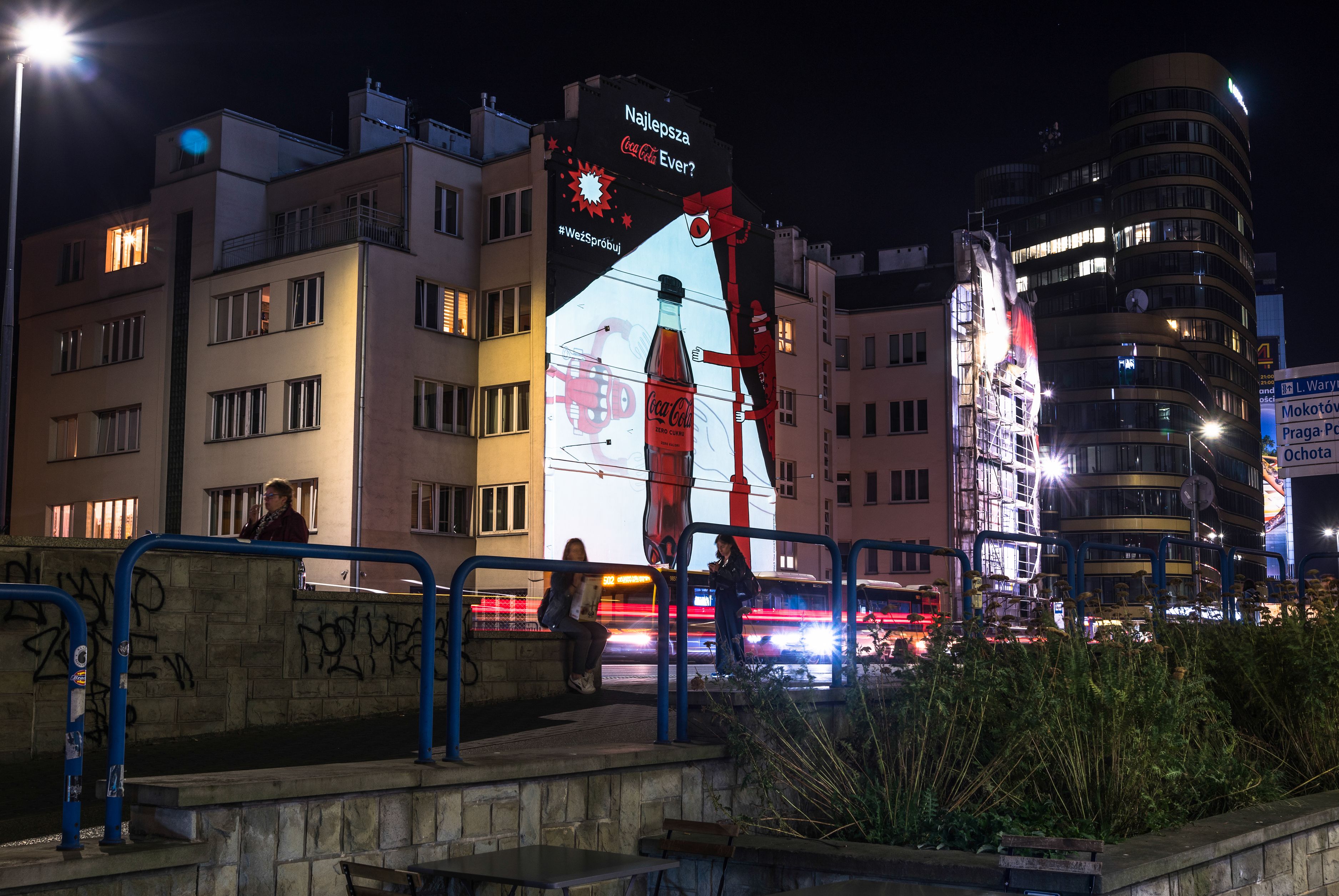motion mural w odsłonie nocnej w Warszawie dla Coca-Cola