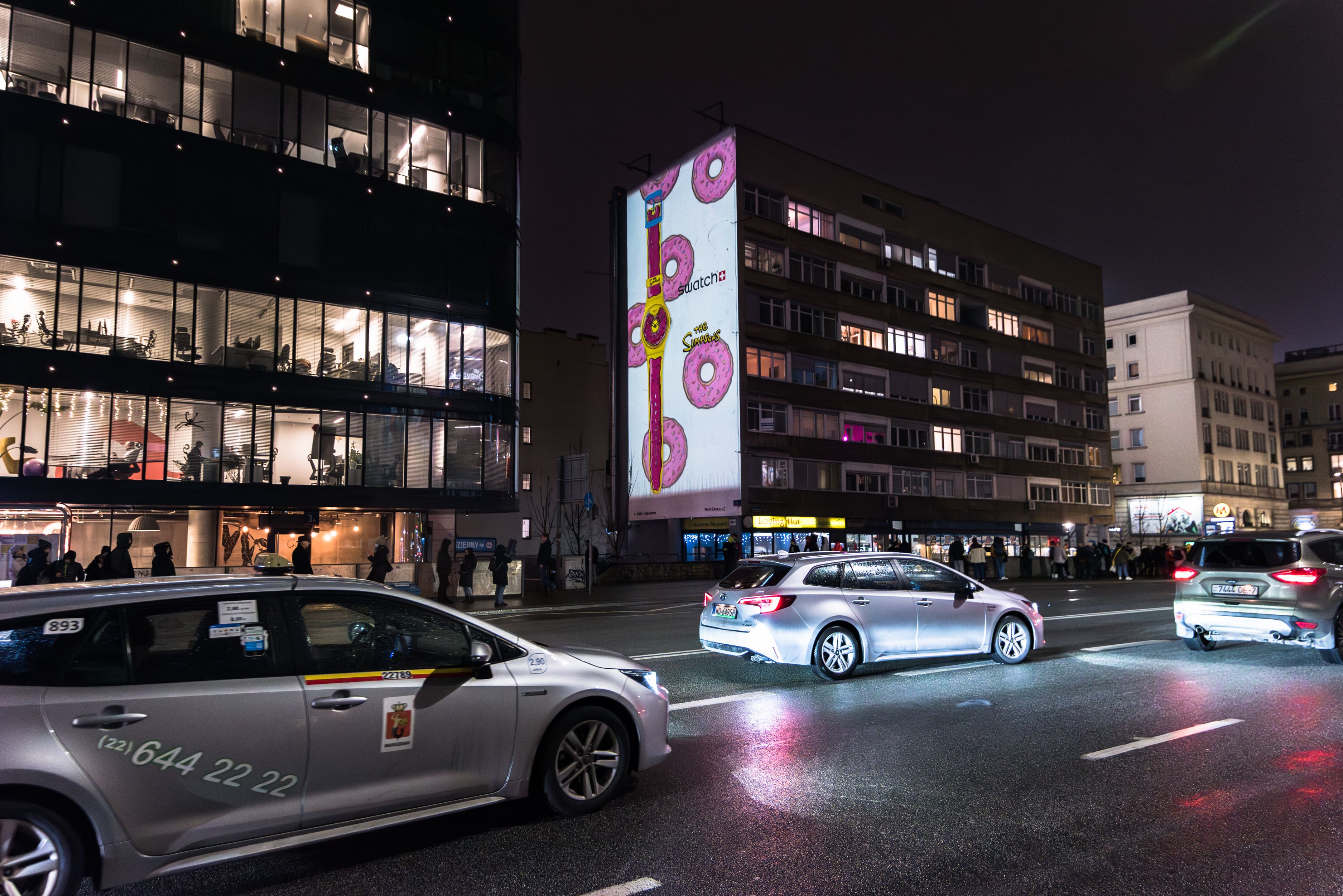 mural z efektem motion, na którym namalowany zegarek swatch