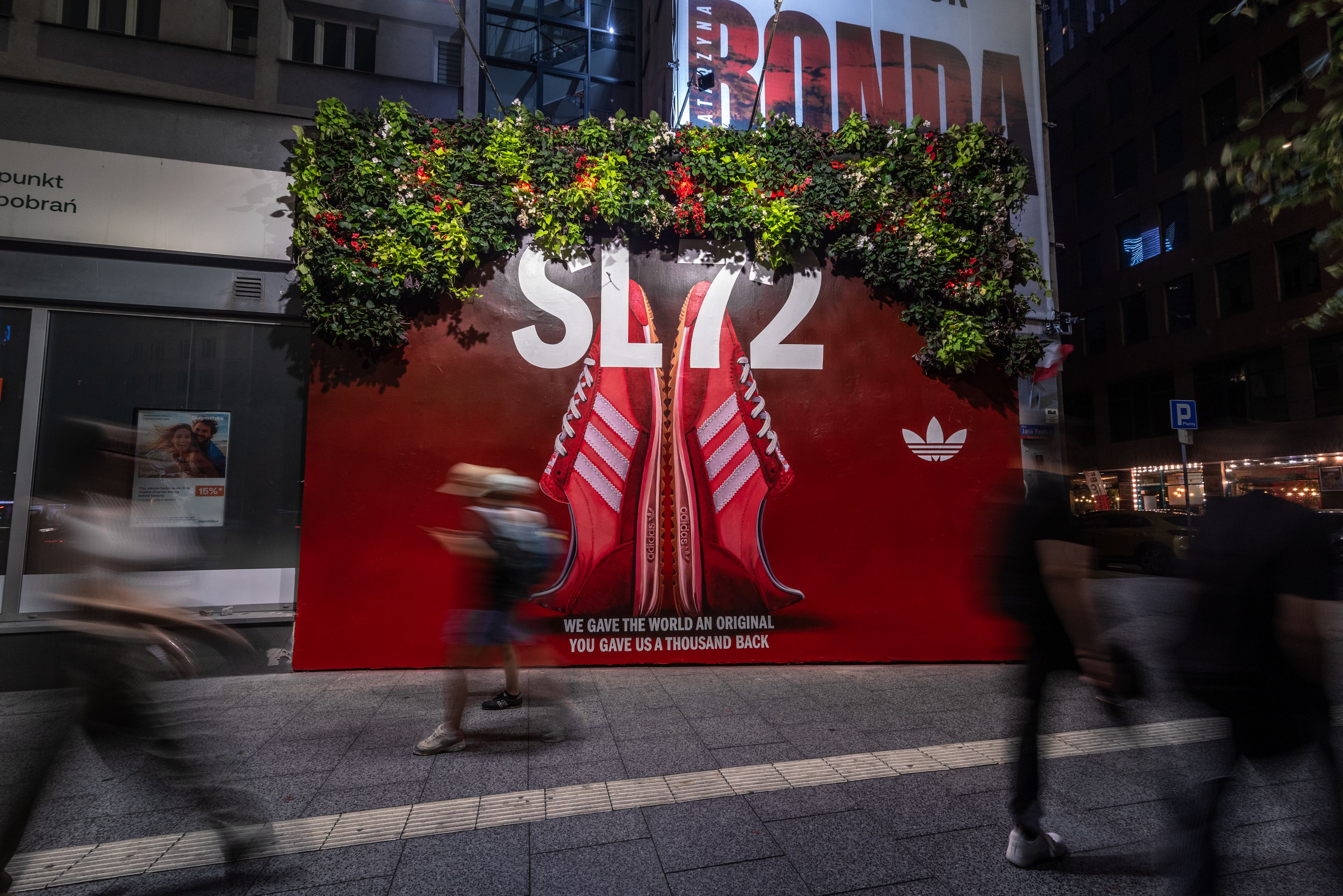 nocne ujęcie kwiatowego murali dla marki Adidas przy ulicy śliskiej w Warszawie