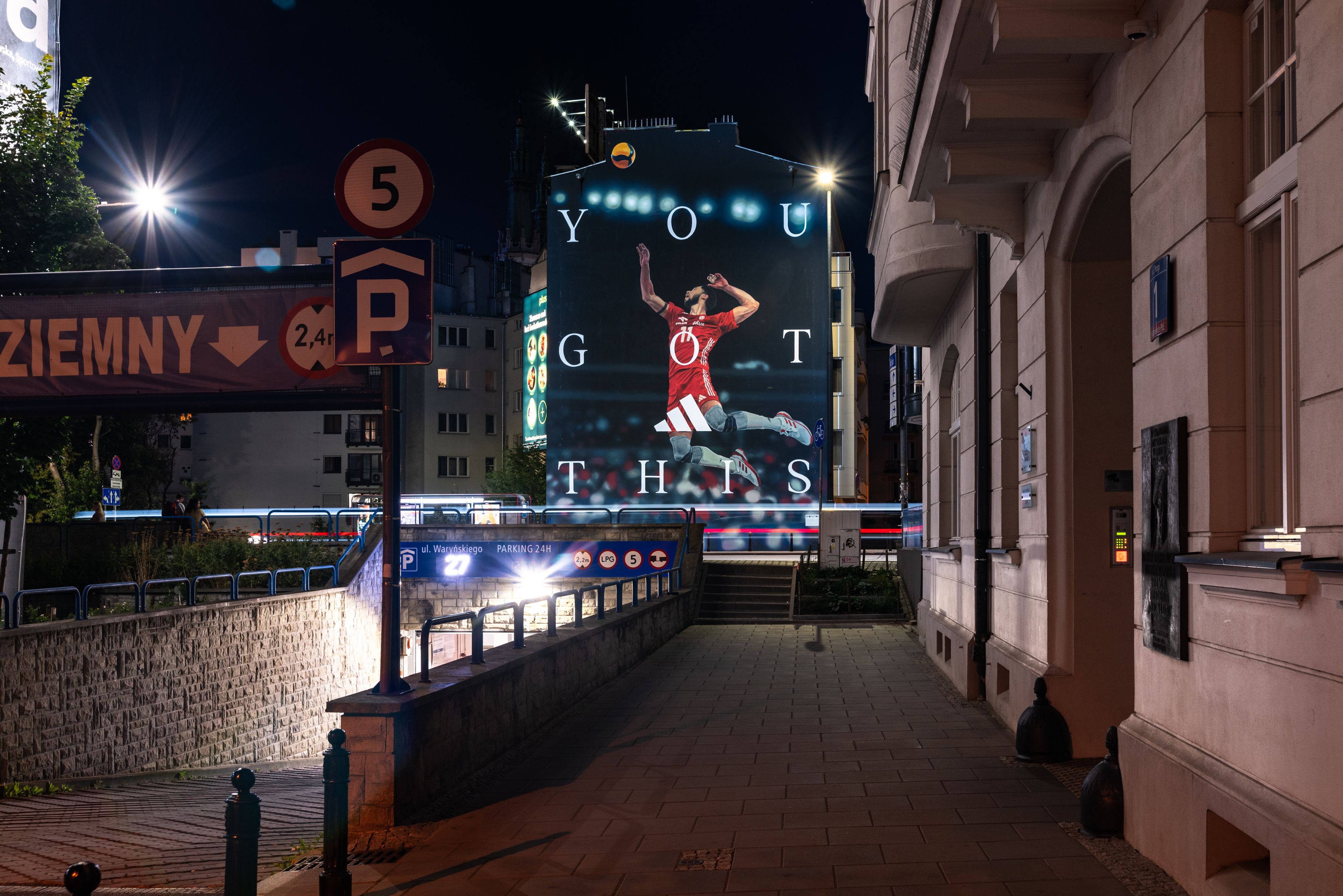 mural dla Adidas You Got This w nocy