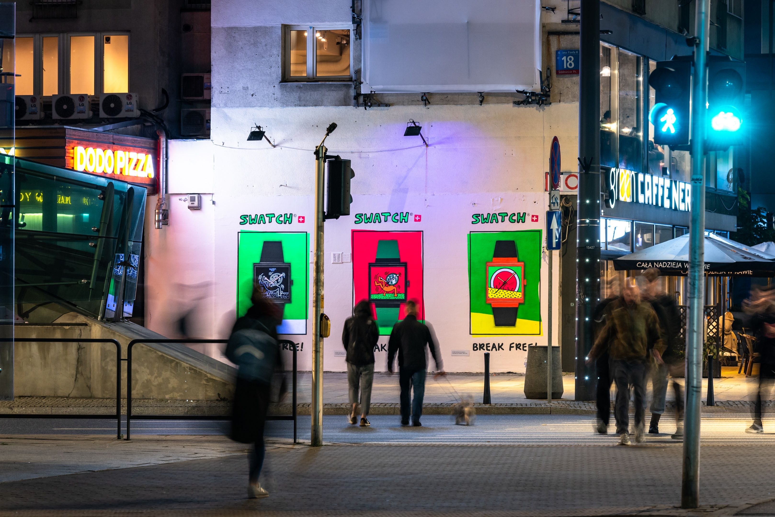 Good Looking Studio namalowało mural w Warszawie przy ulicy aleja Jana Pawła 18 dla SWATCH