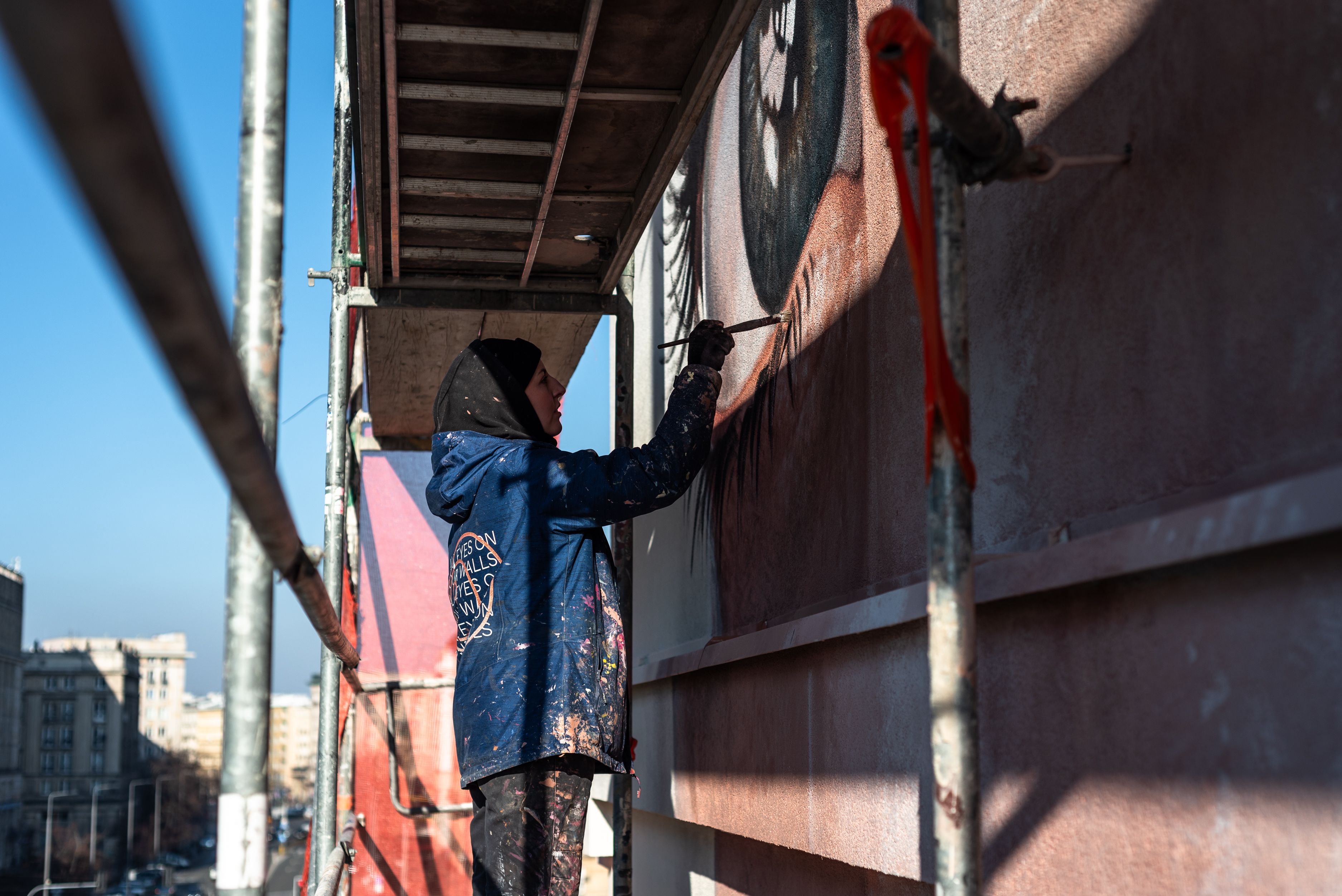 malarka malująca mural dla Loreal