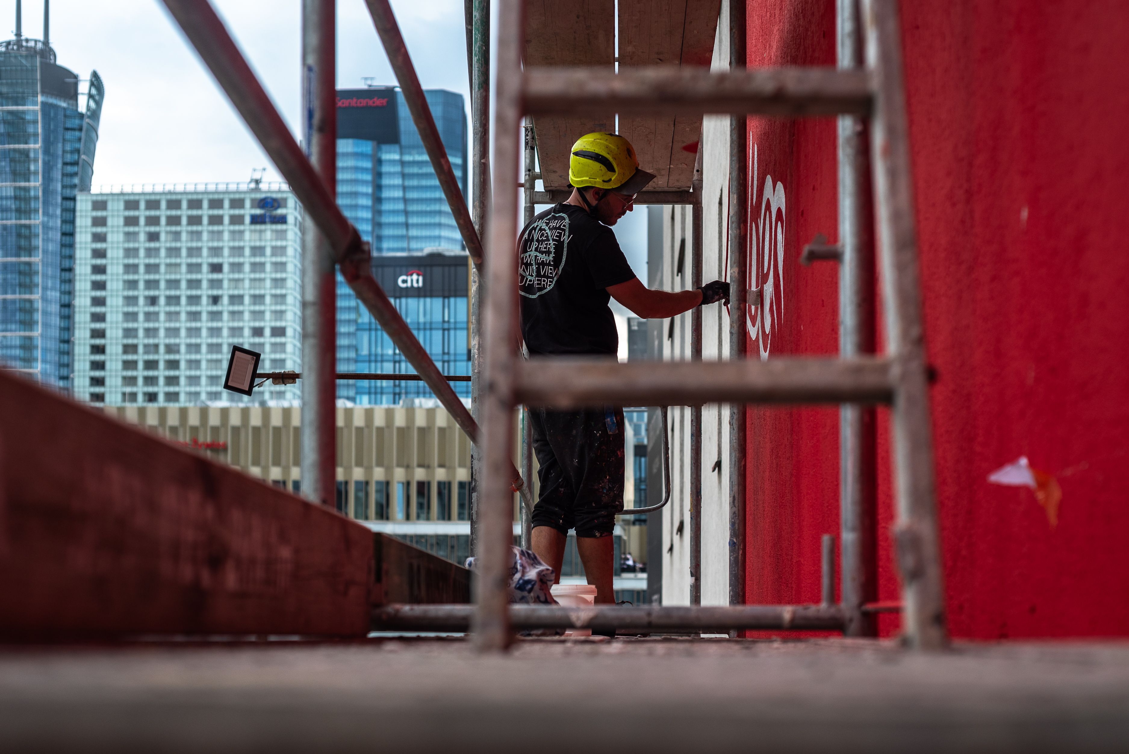 malarz malujący mural dla coca-cola