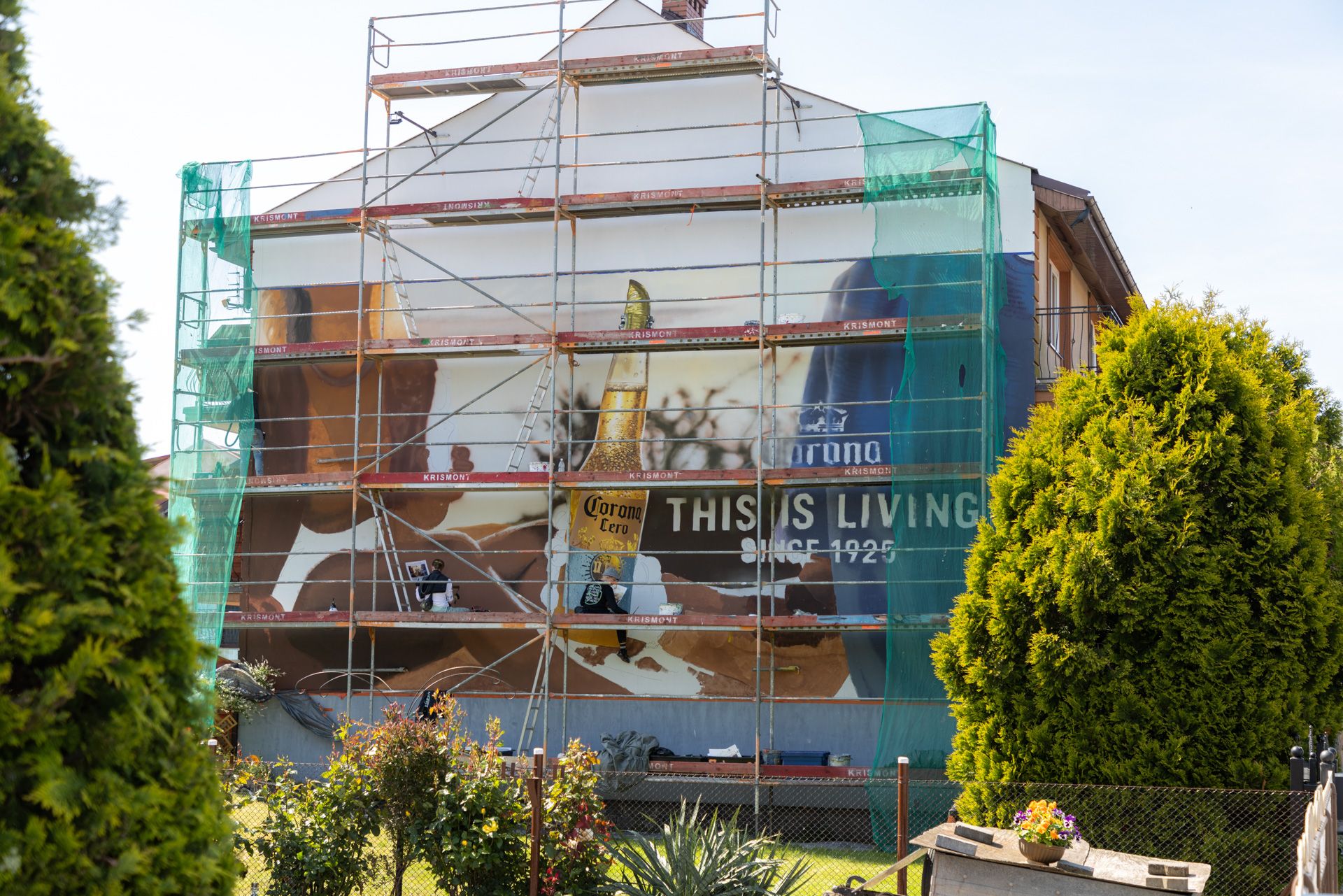 malowanie muralu dla corona w helu