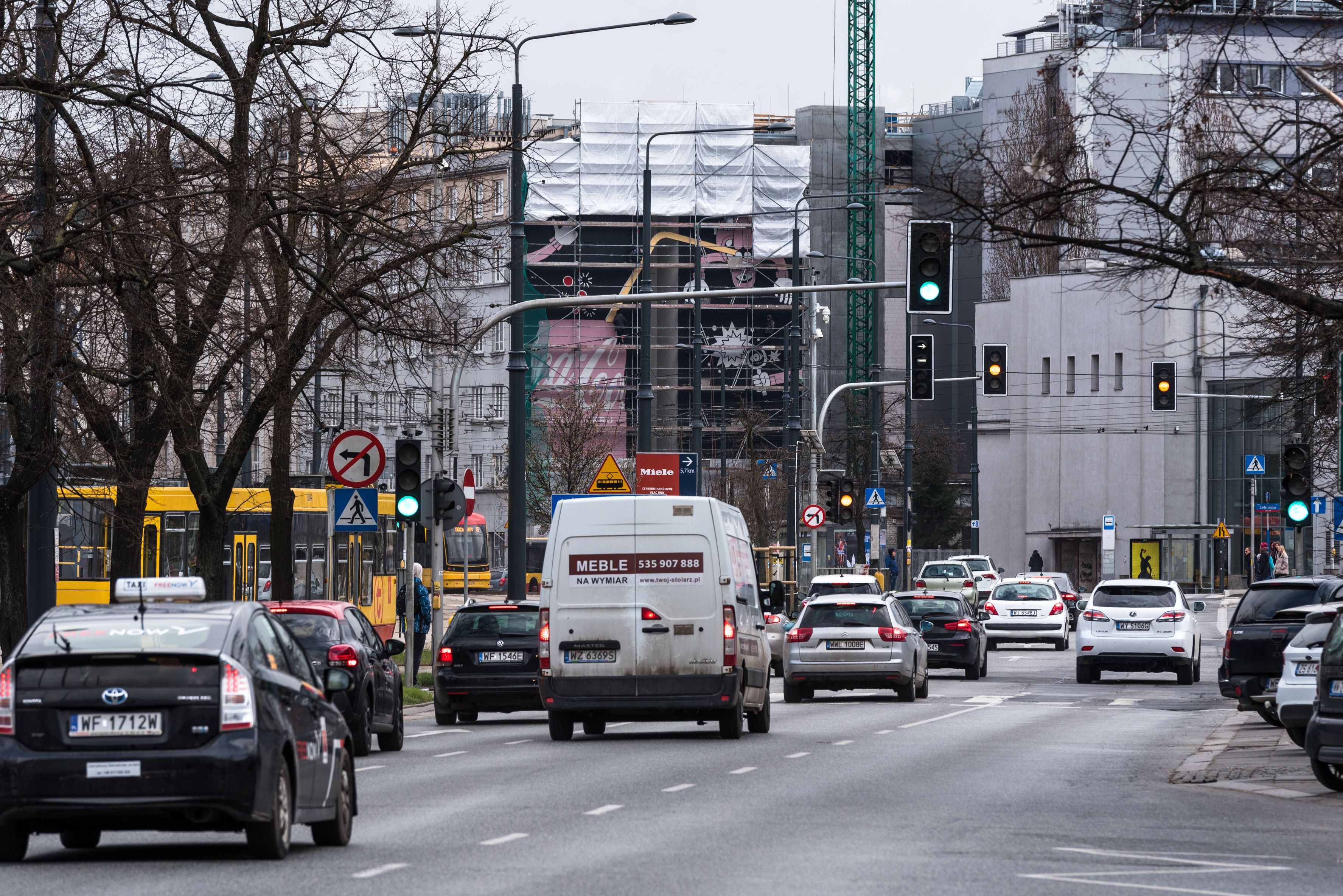 proces malowania muralu ze stojącym rusztowaniem