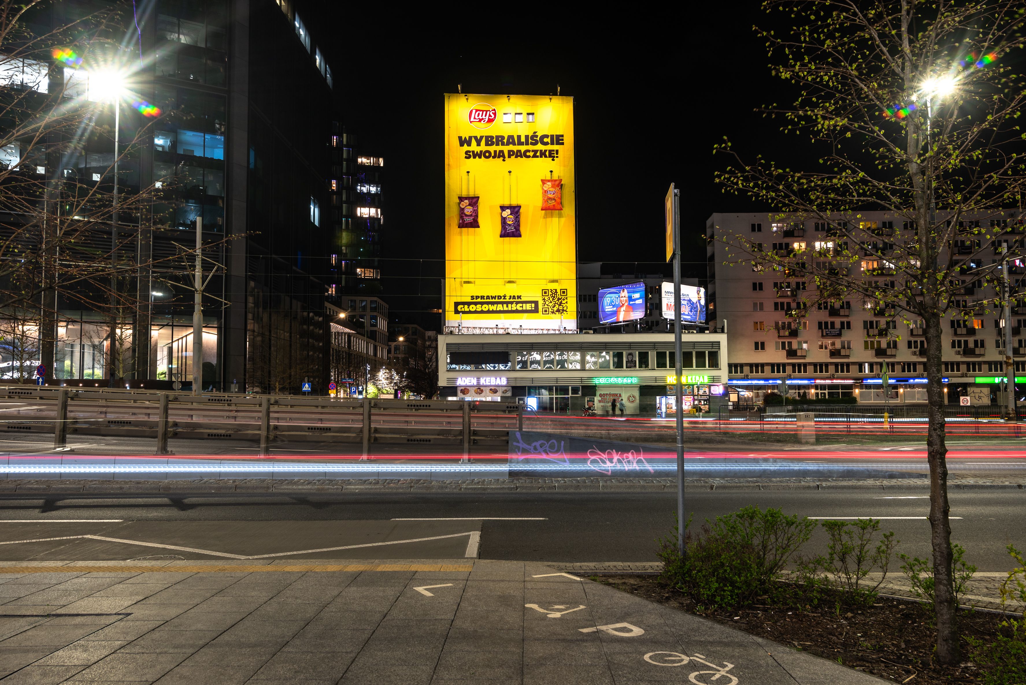 nocna odsłona muralu dla lays