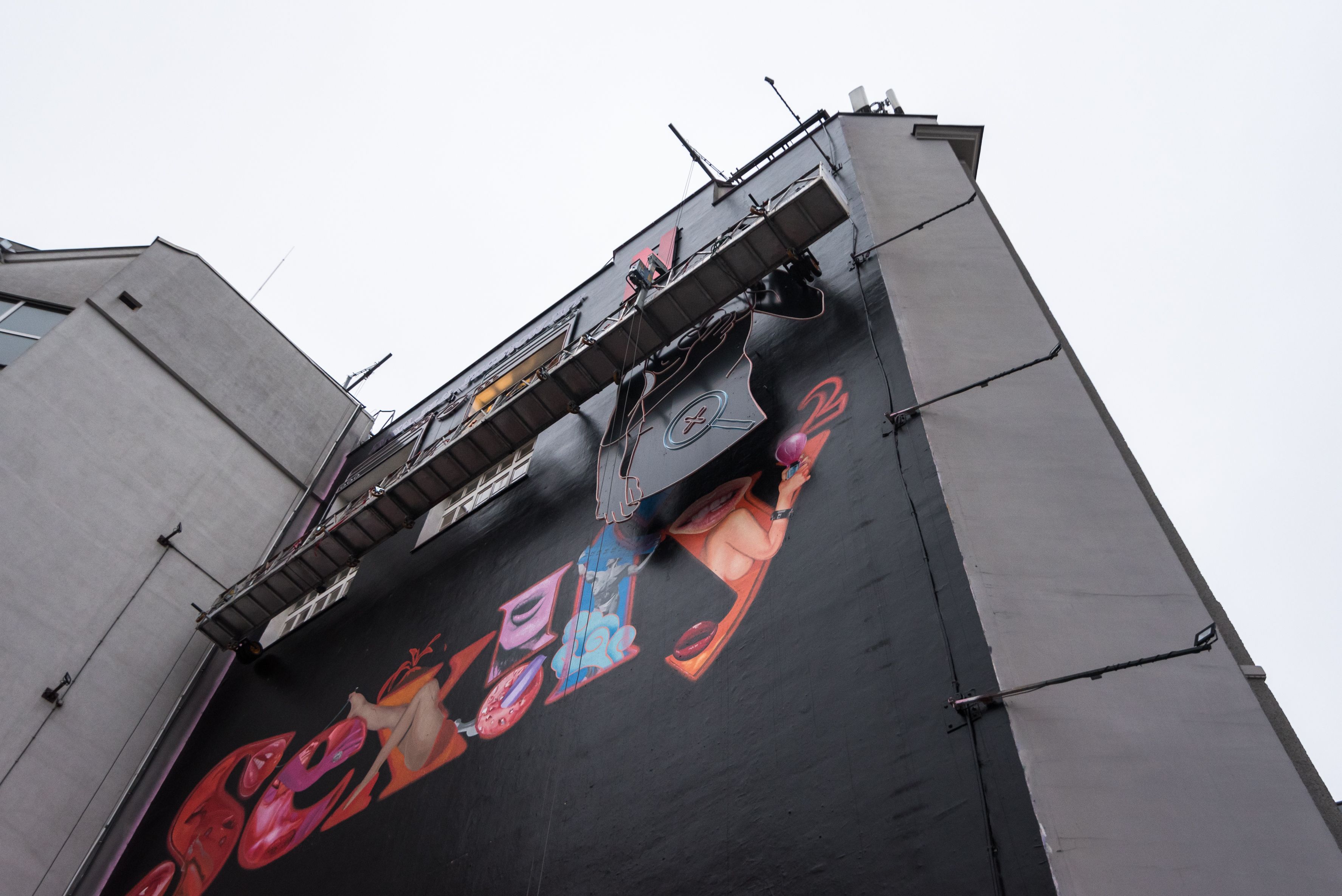 montaż elementów muralu led dla netflix