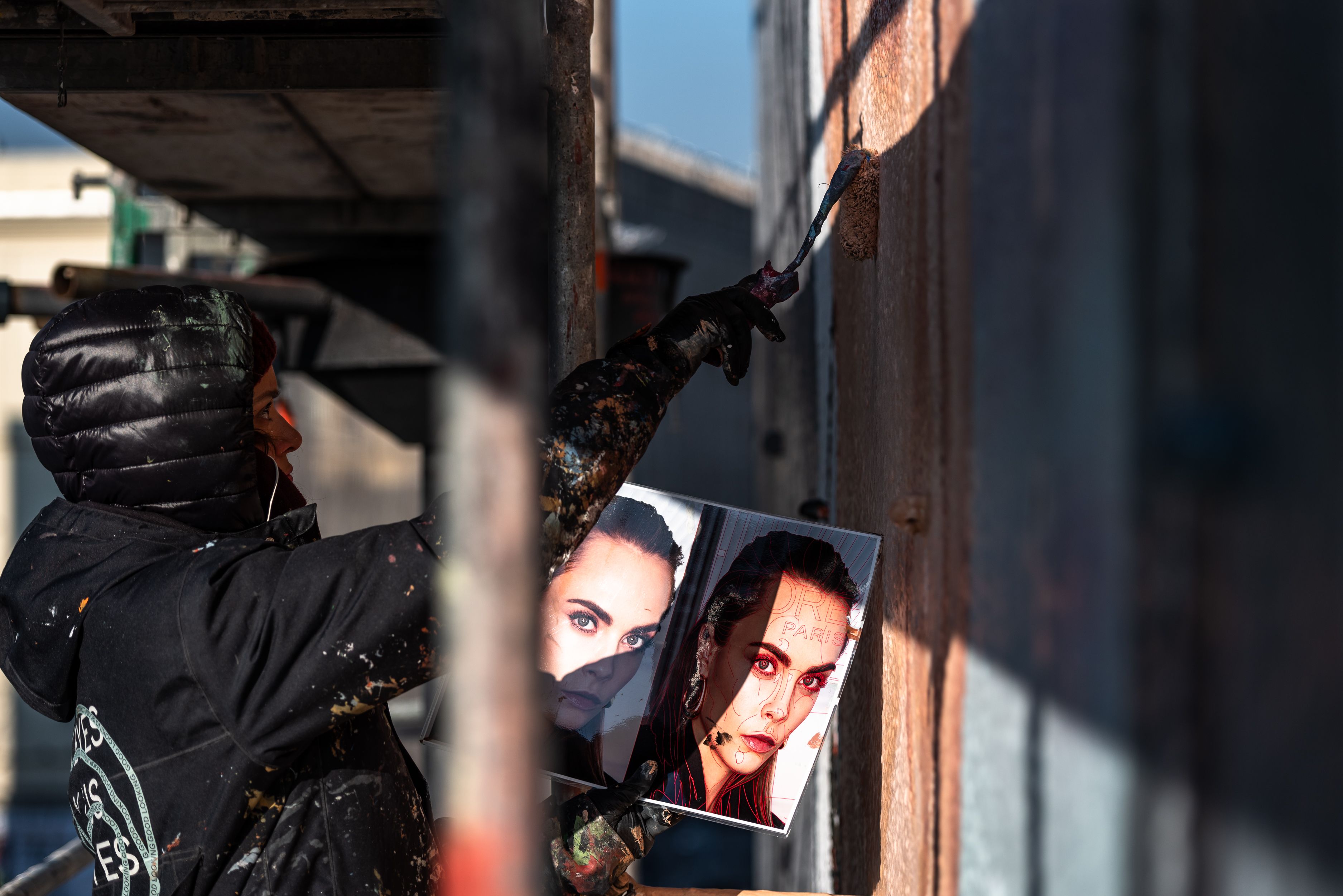 detale malowania muralu dla Loreal