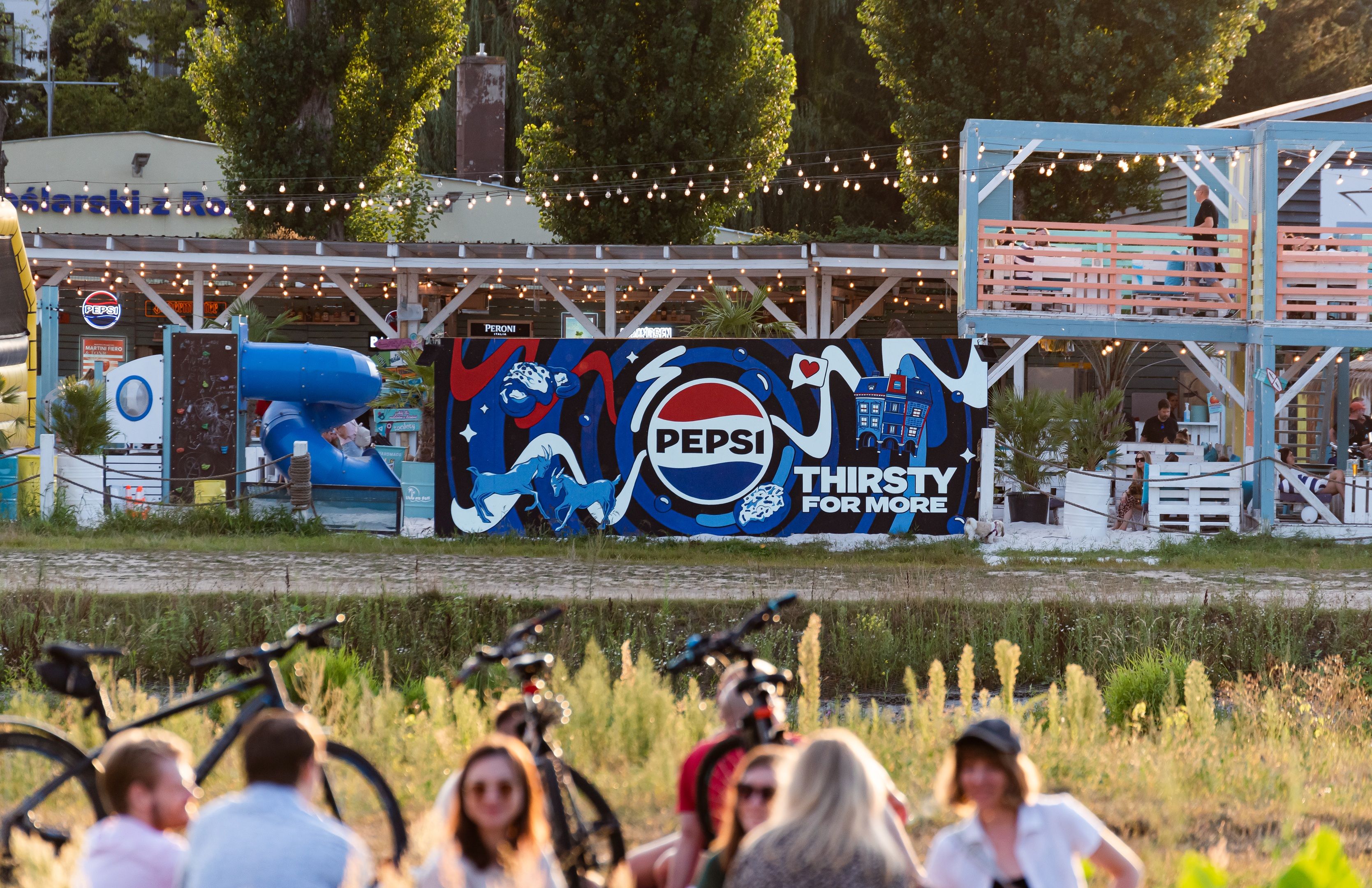 good looking mural dla pepsi w poznaniu, klub na fali