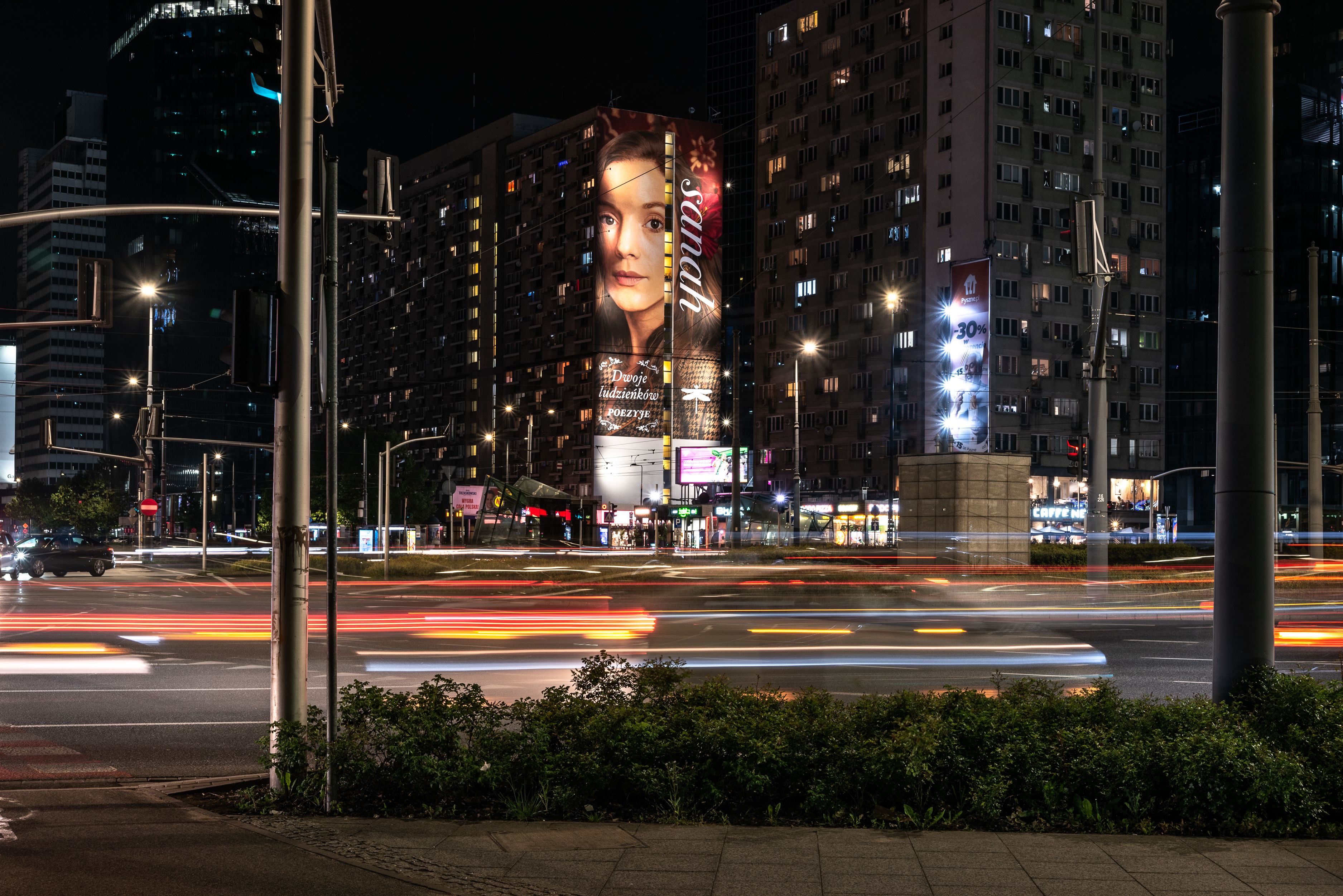 nocne ujęcie muralu Sanah