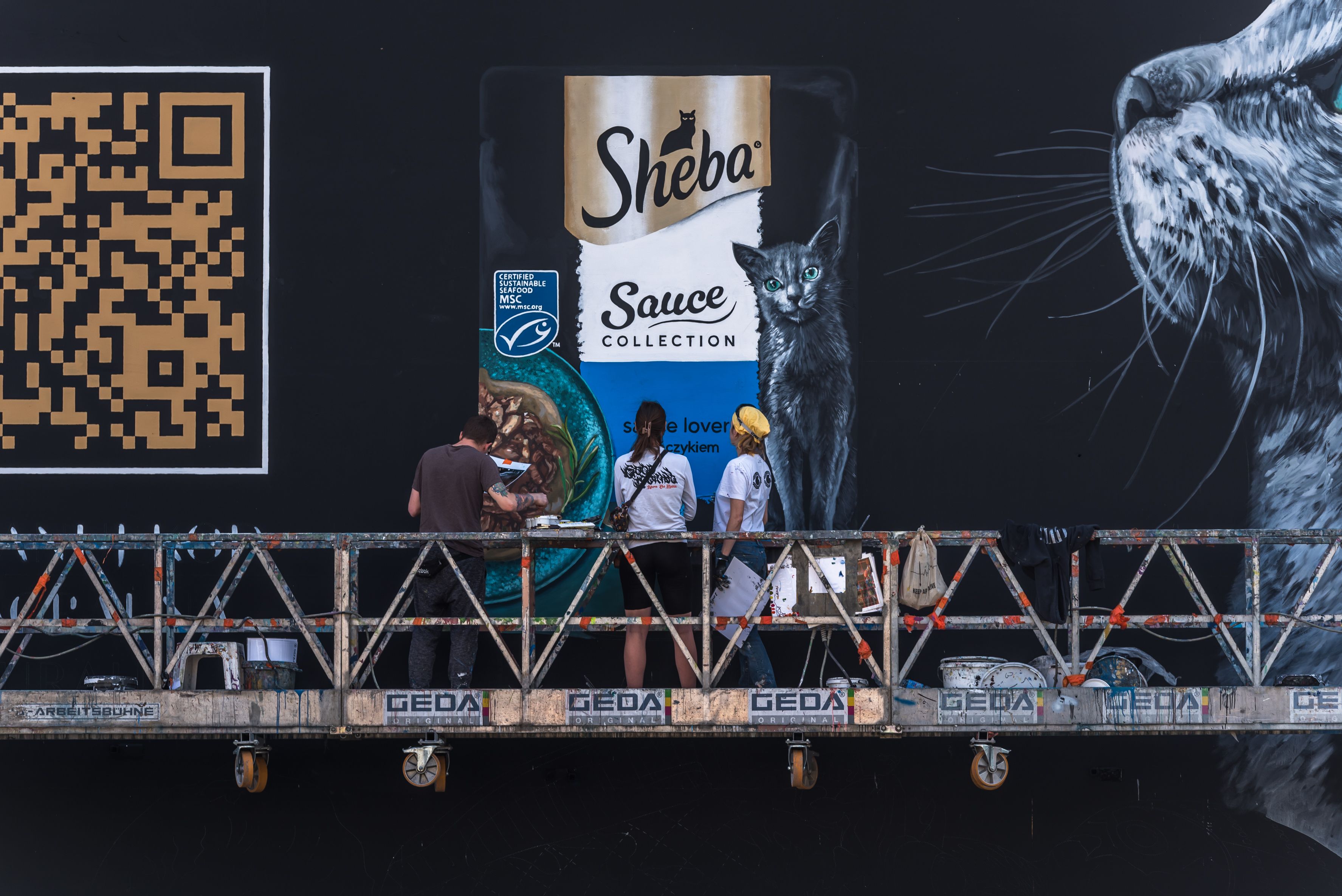 malarze Good Lookin Studio na windzie malują mural dla marki Sheba