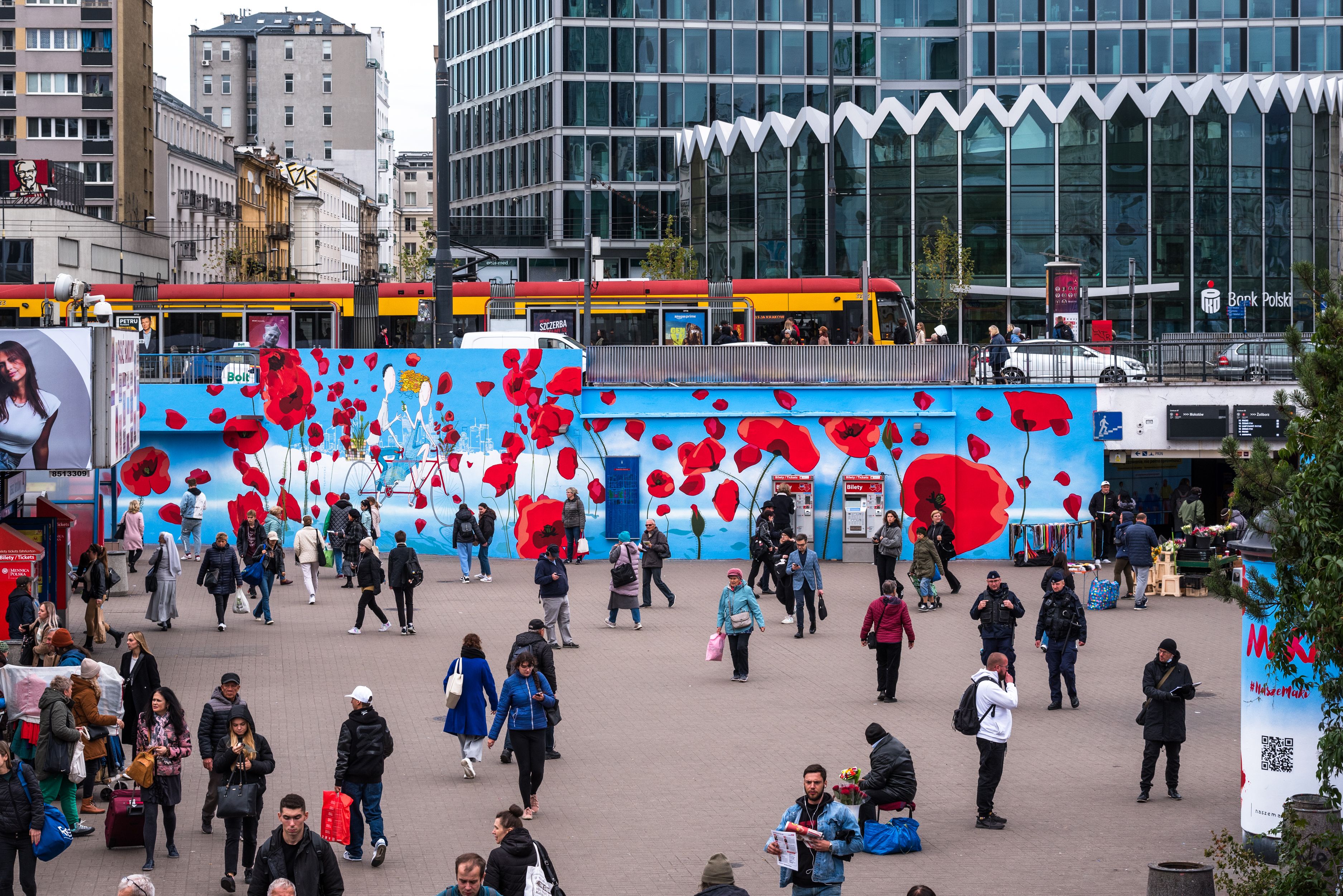 Mural maków przy Metro Centrum