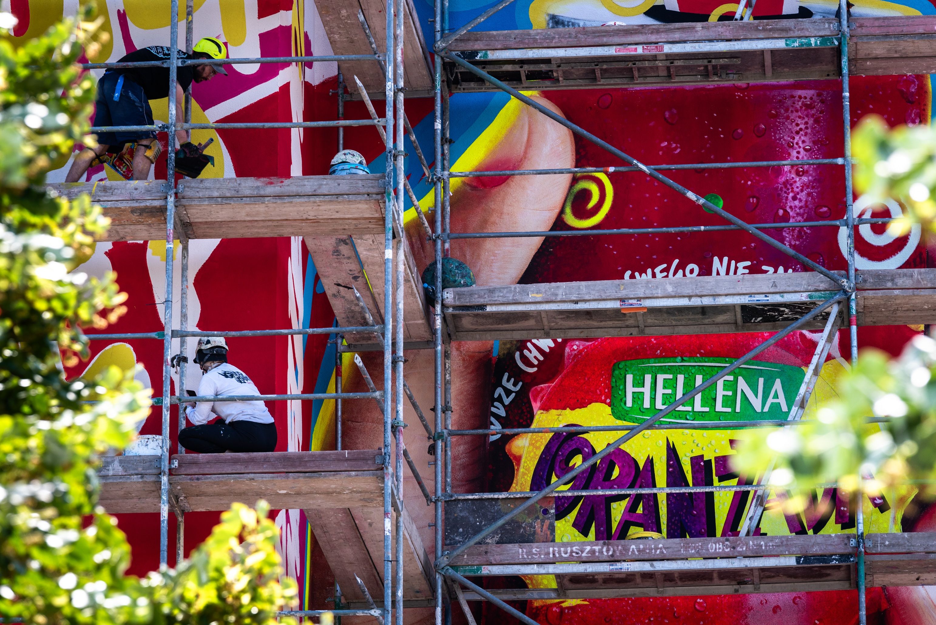 Good Looking namalowało mural w Warszawie przy ulicy Bonifraterskiej 6, proces malowania