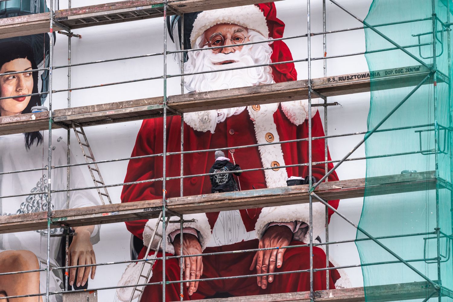 Good Looking namalowało mural w Warszawie przy ulicy Boya-Żeleńskiego 6, proces malowania