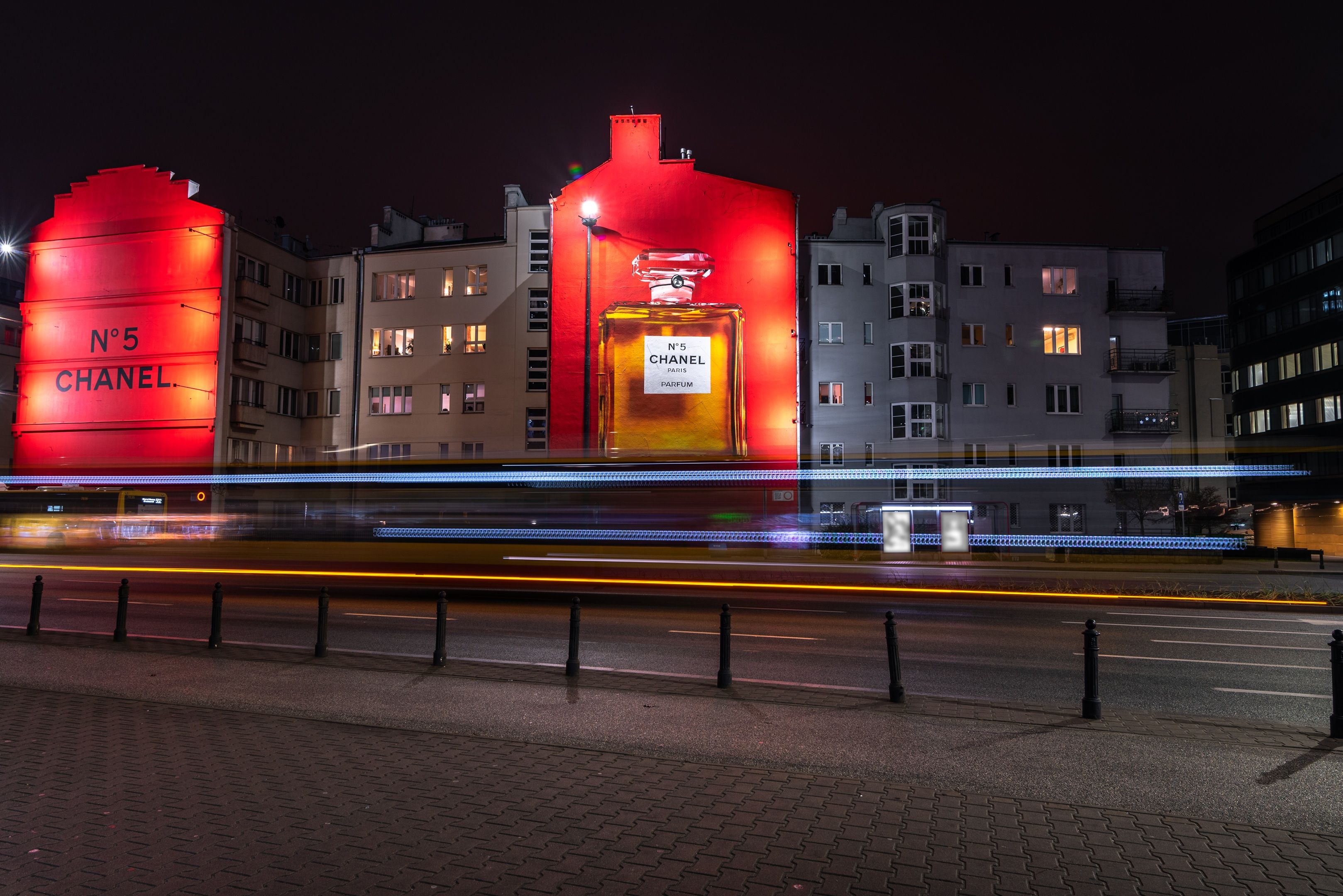 Good Looking namalowało mural w Warszawie przy ulicy Jaworzyńskiej 7/9 dla marki Chanel